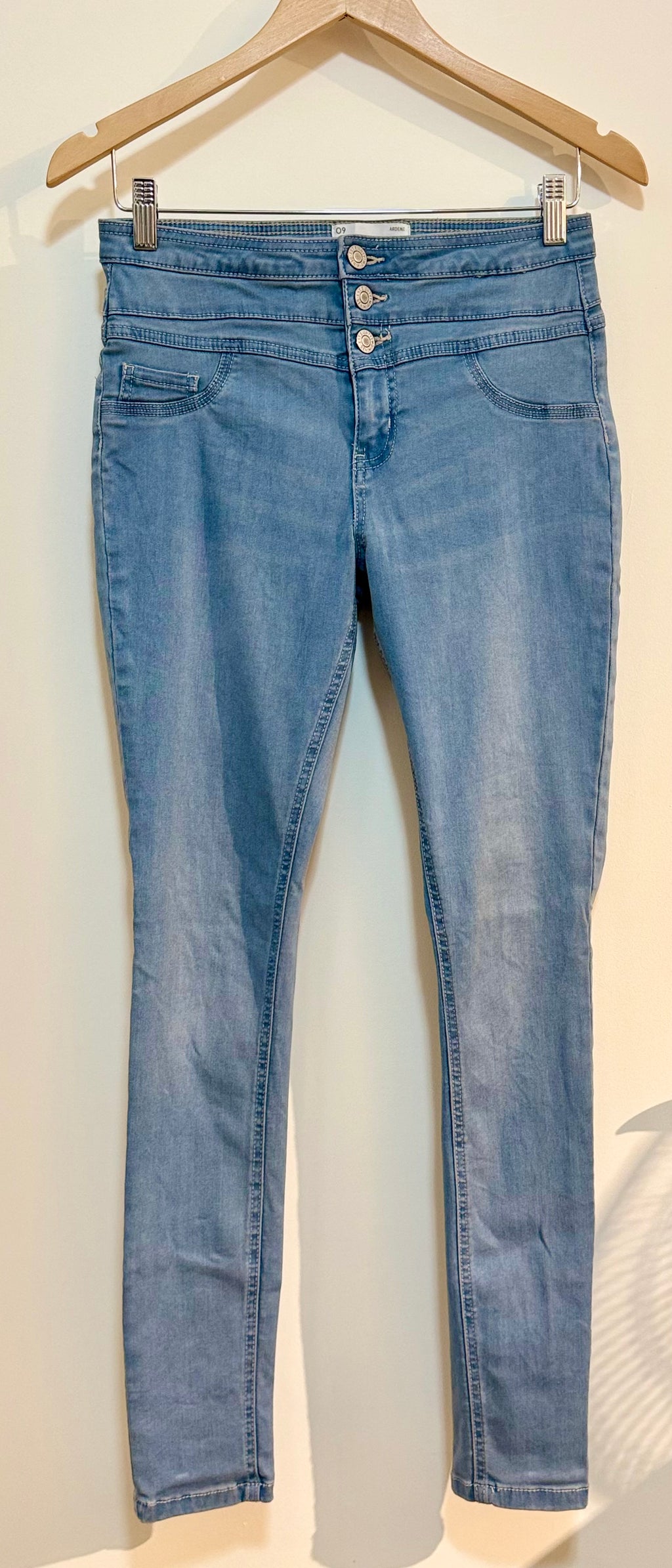 ARDENE HIGH RISE 3-BUTTON JEGGINGS - Consigned with VARDO Vintage & Valuables vvvardo.ca