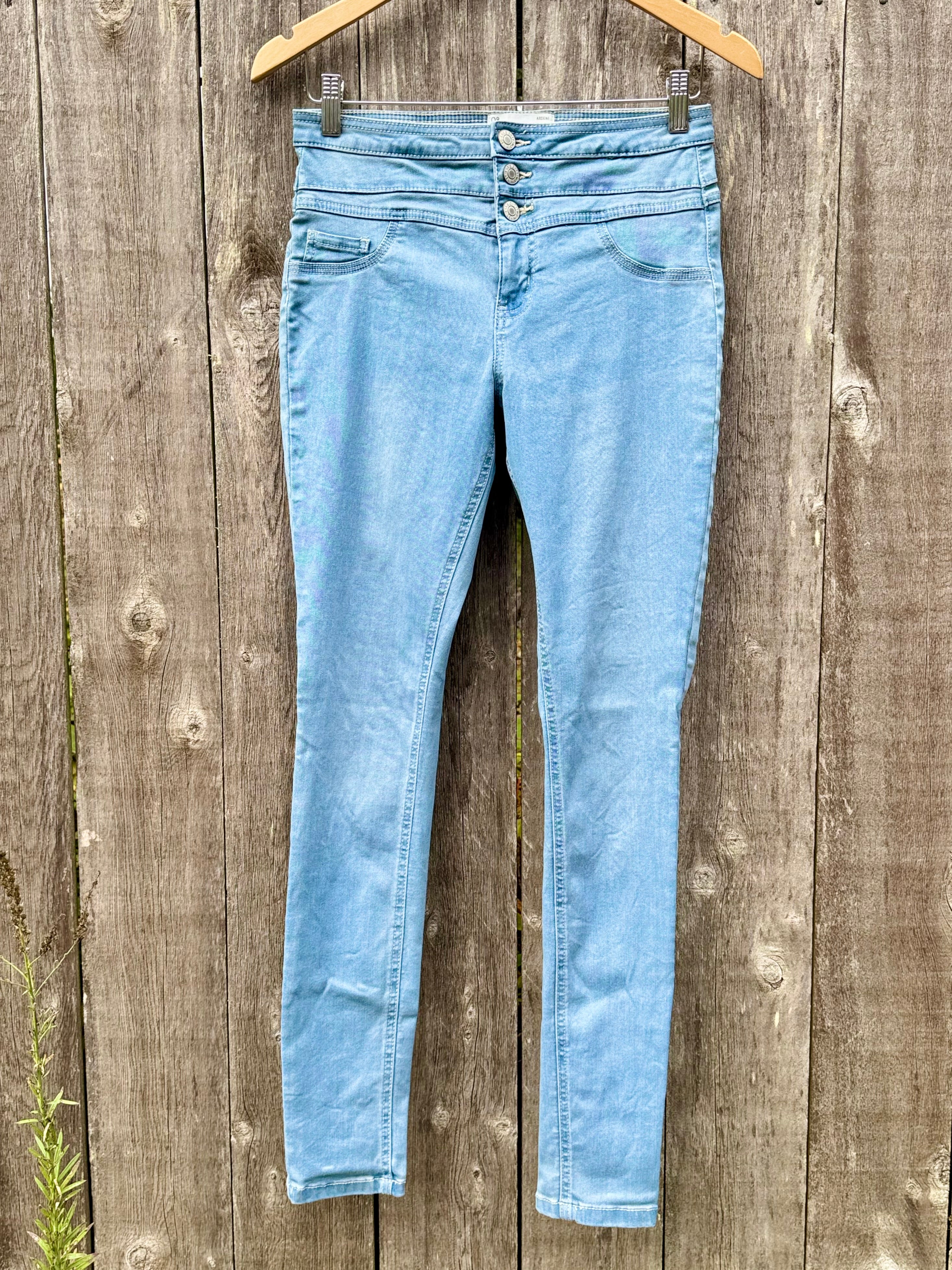 ARDENE HIGH RISE 3-BUTTON JEGGINGS - Consigned with VARDO Vintage & Valuables vvvardo.ca