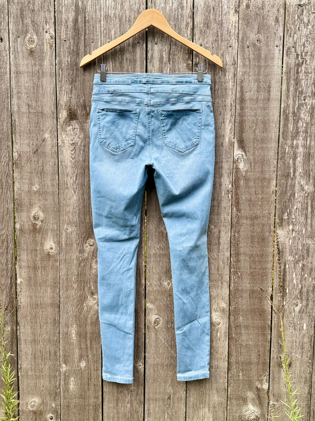 ARDENE HIGH RISE 3-BUTTON JEGGINGS - Consigned with VARDO Vintage & Valuables vvvardo.ca