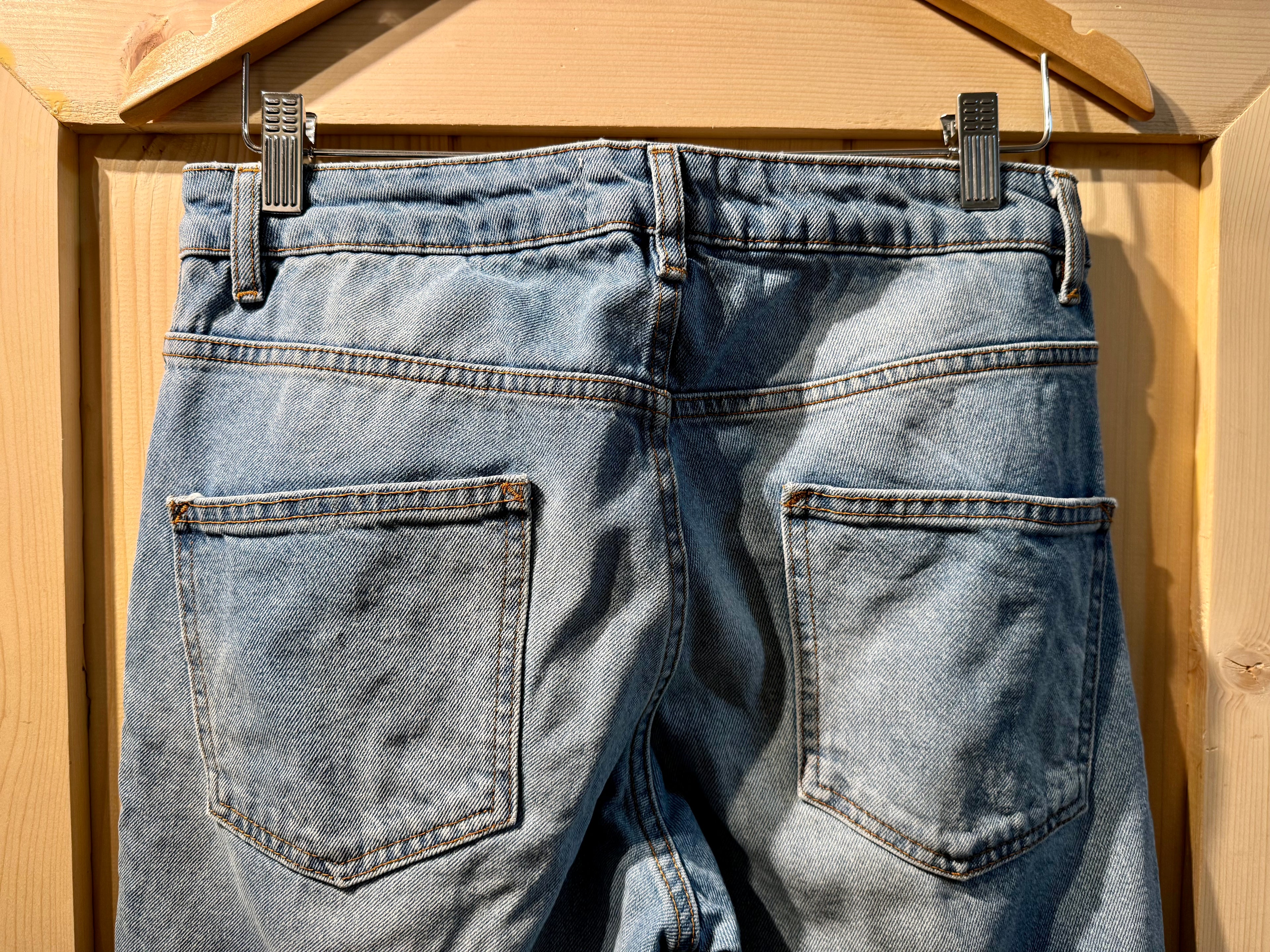 ASOS DESIGN baggy jeans - Consigned with VARDO Vintage & Valuables vvvardo.ca