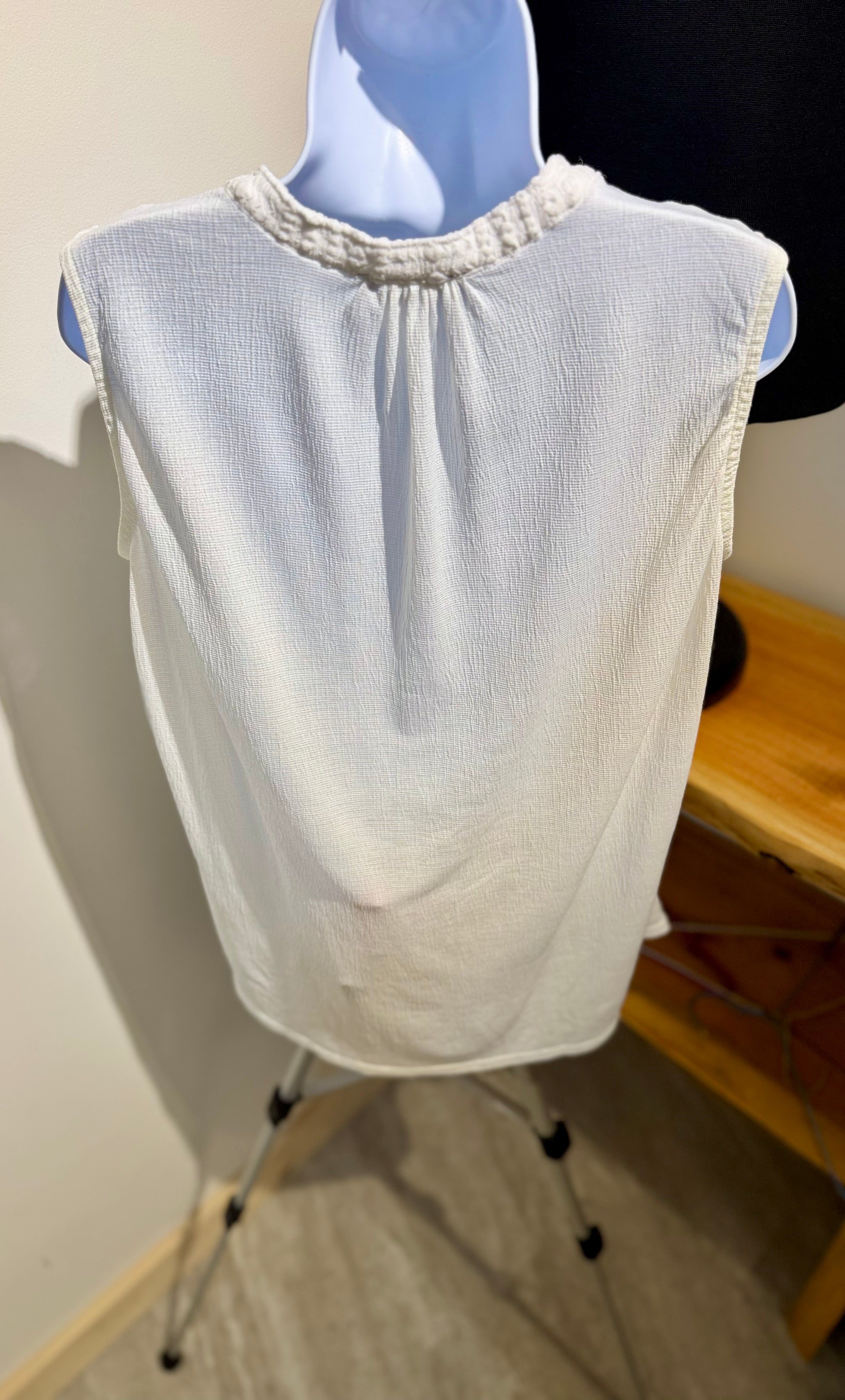 LILY MORGAN SLEEVELESS TOP- Consigned with VARDO Vintage & Valuables vvvardo.ca