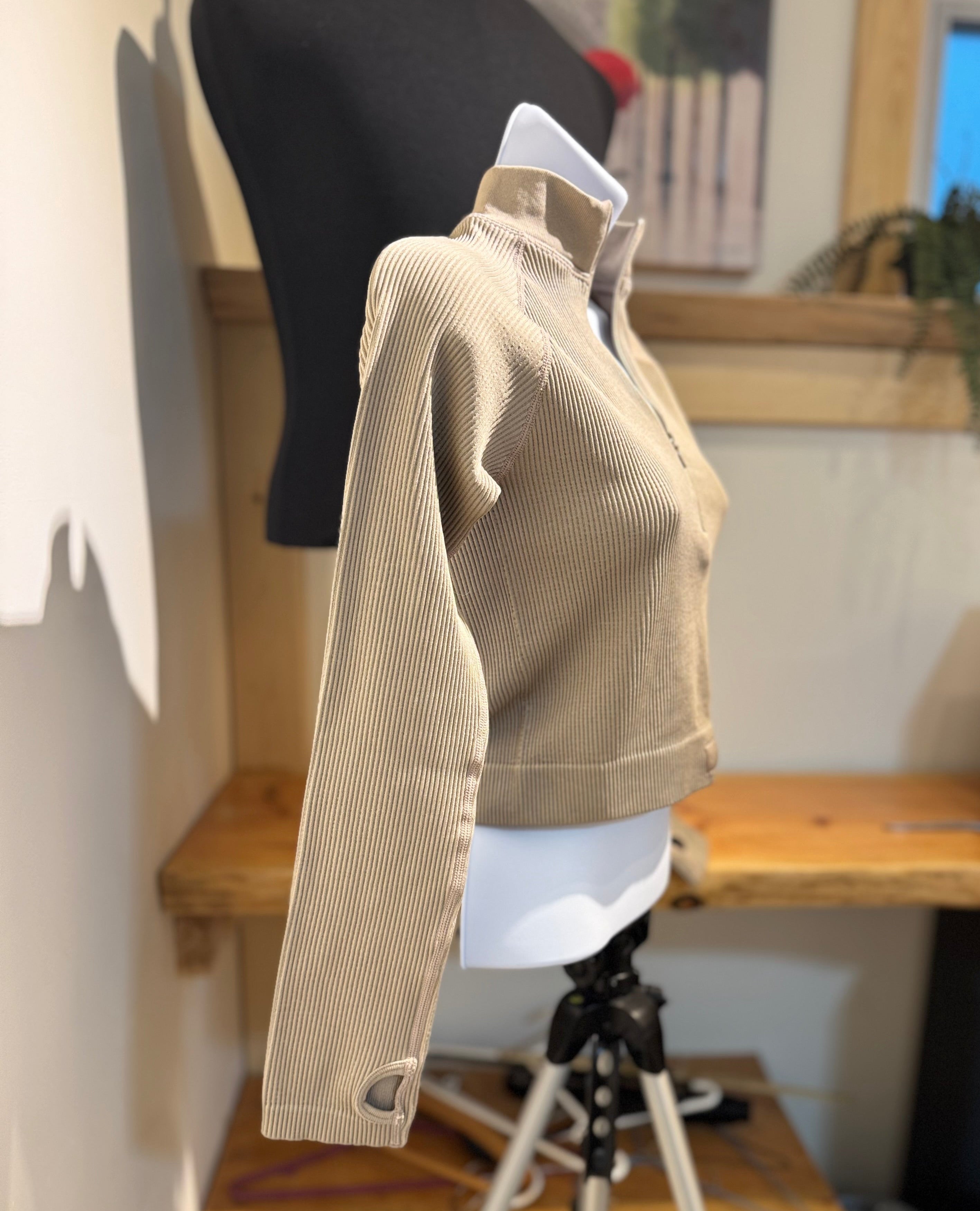 SMR SOMMER RAY LONG SLEEVE TOP- Consigned with VARDO Vintage & Valuables vvvardo.ca