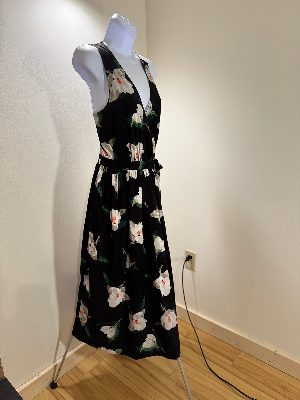 BANANA REPUBLIC WRAP DRESS- Consigned with VARDO Vintage & Valuables vvvardo.ca