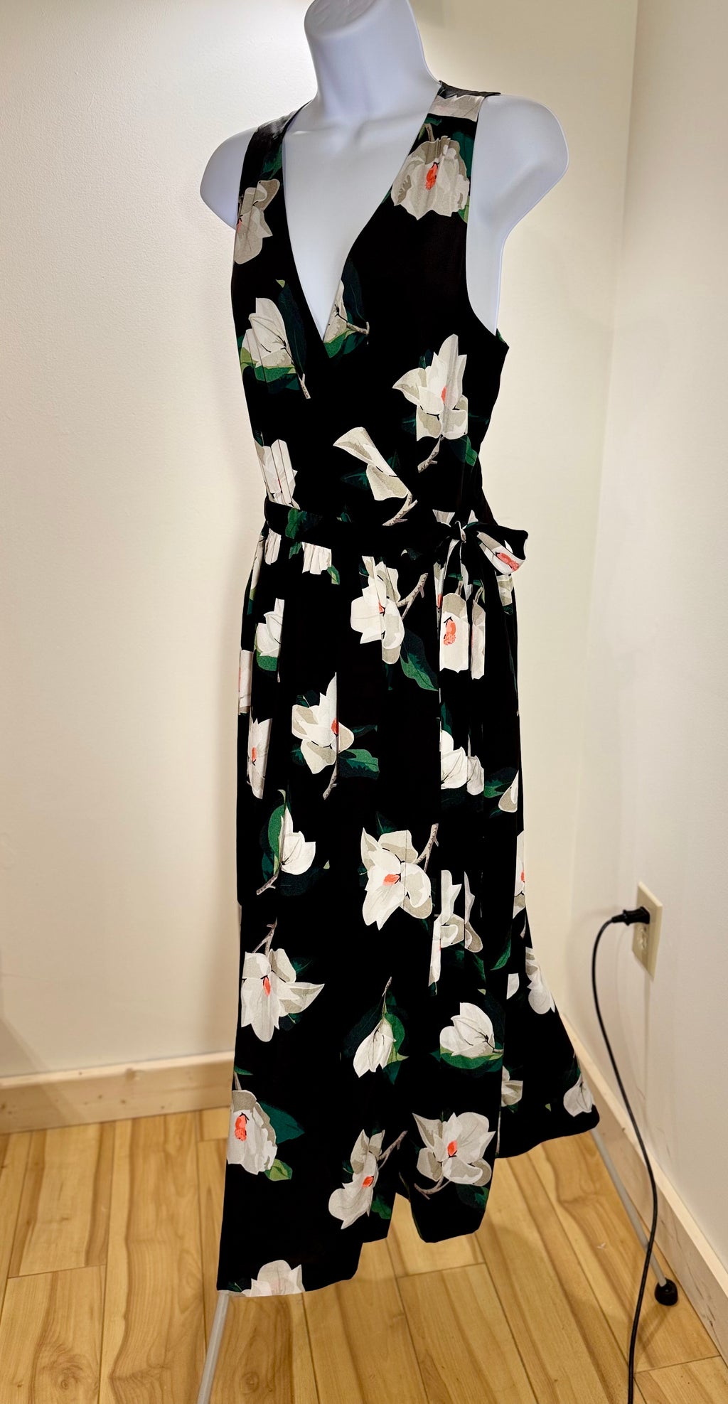 BANANA REPUBLIC WRAP DRESS- Consigned with VARDO Vintage & Valuables vvvardo.ca