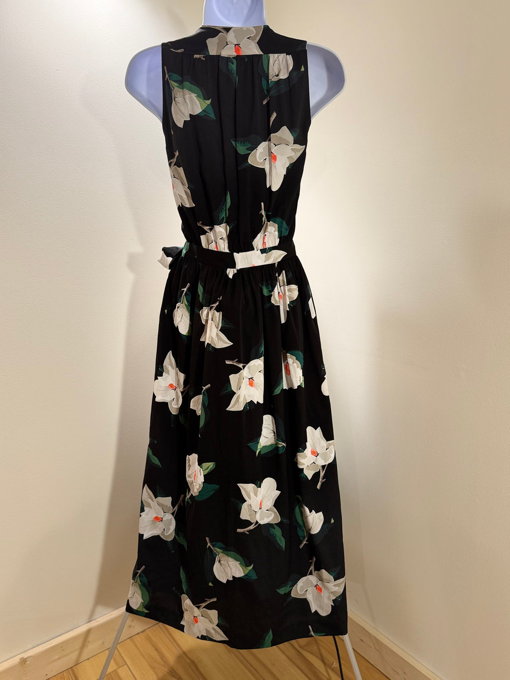 BANANA REPUBLIC WRAP DRESS- Consigned with VARDO Vintage & Valuables vvvardo.ca