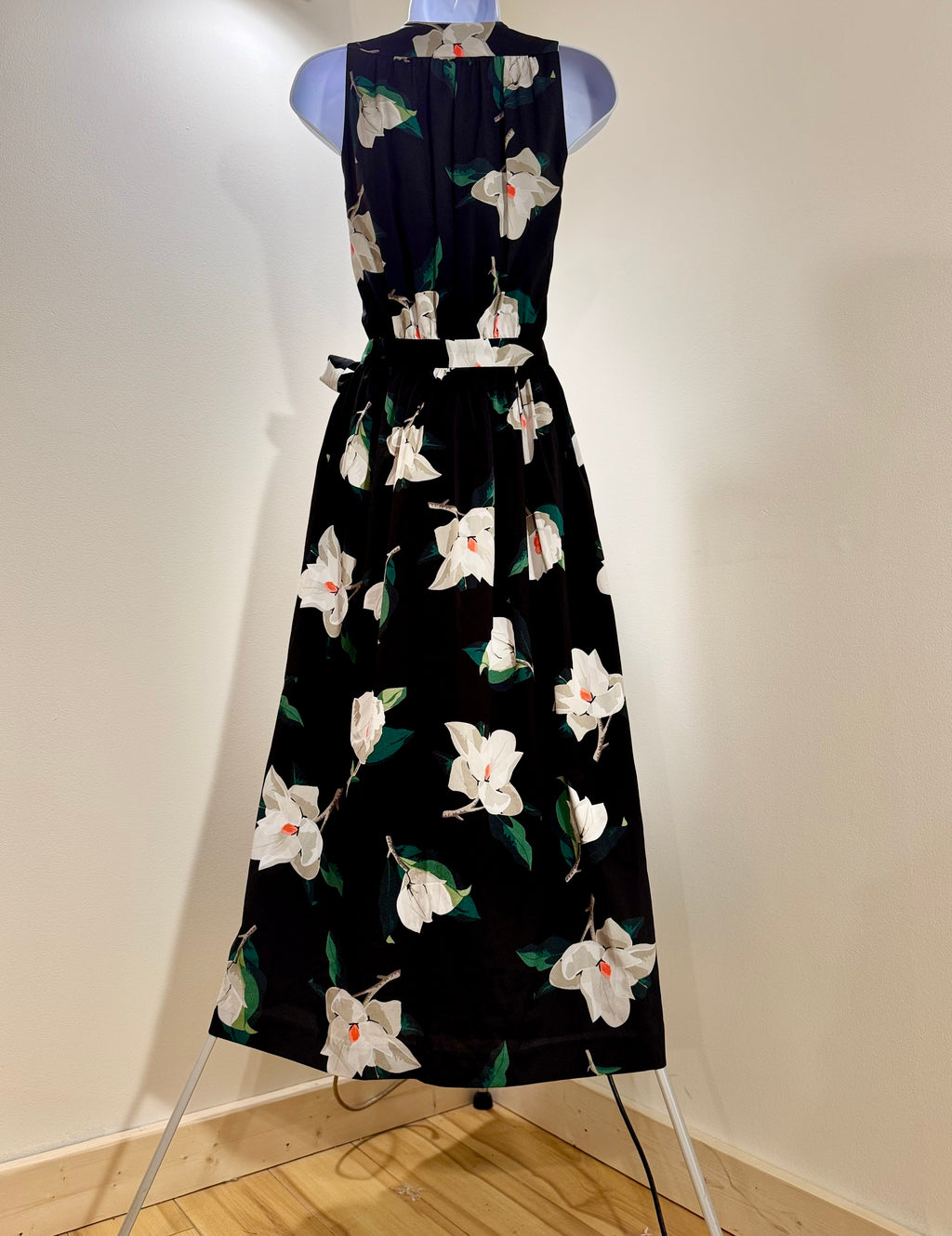 BANANA REPUBLIC WRAP DRESS- Consigned with VARDO Vintage & Valuables vvvardo.ca