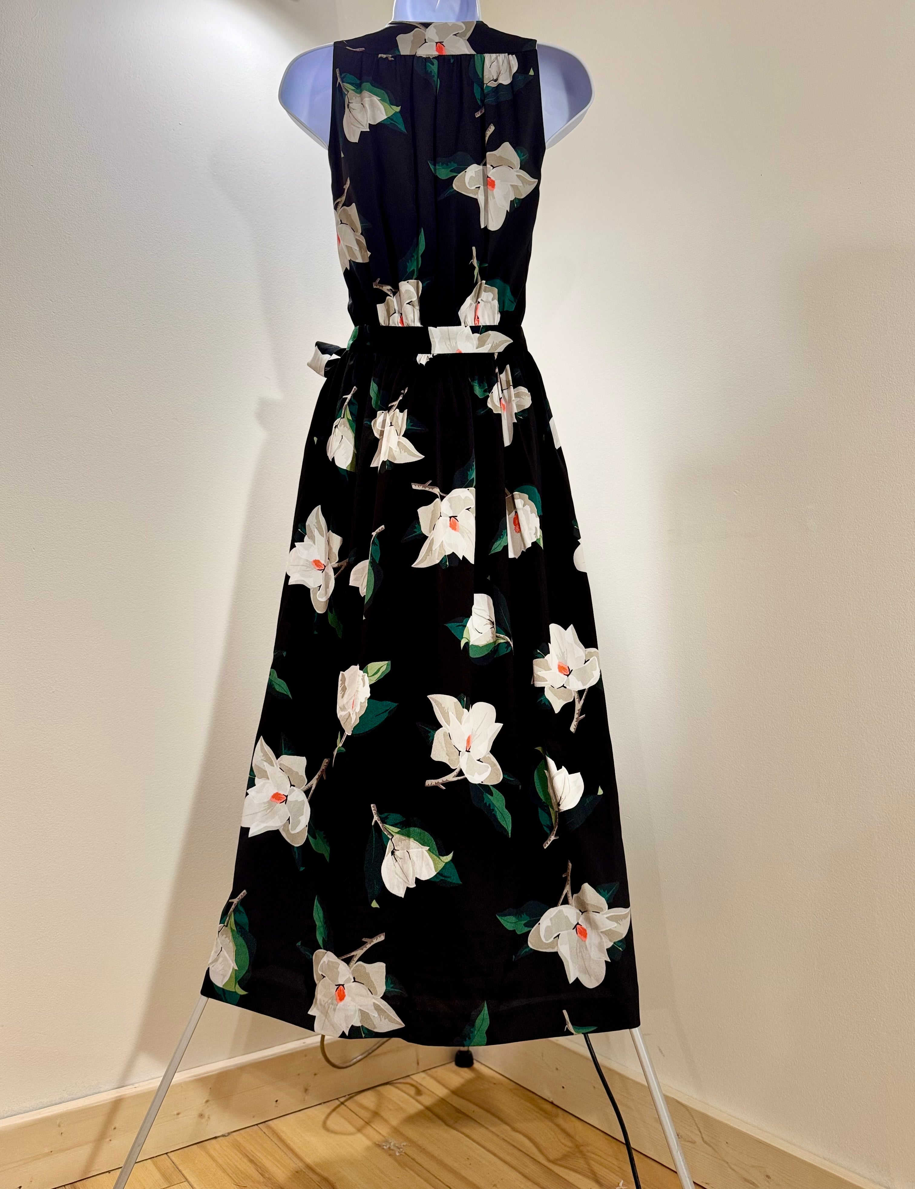 BANANA REPUBLIC WRAP DRESS- Consigned with VARDO Vintage & Valuables vvvardo.ca