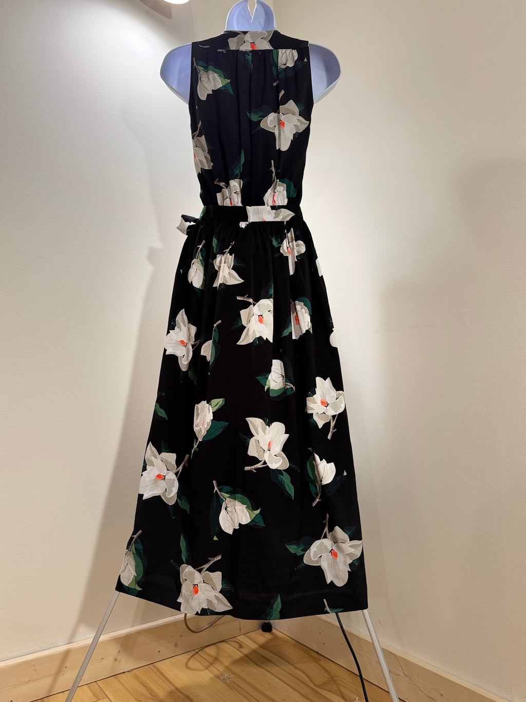 BANANA REPUBLIC WRAP DRESS- Consigned with VARDO Vintage & Valuables vvvardo.ca