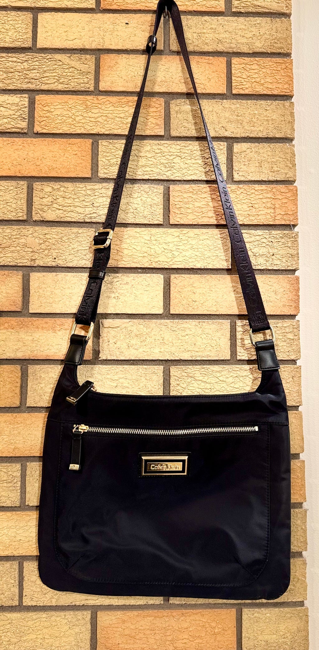 BLACK & GOLD CALVIN KLEIN HANDBAG - Consigned with VARDO Vintage & Valuables vvvardo.ca