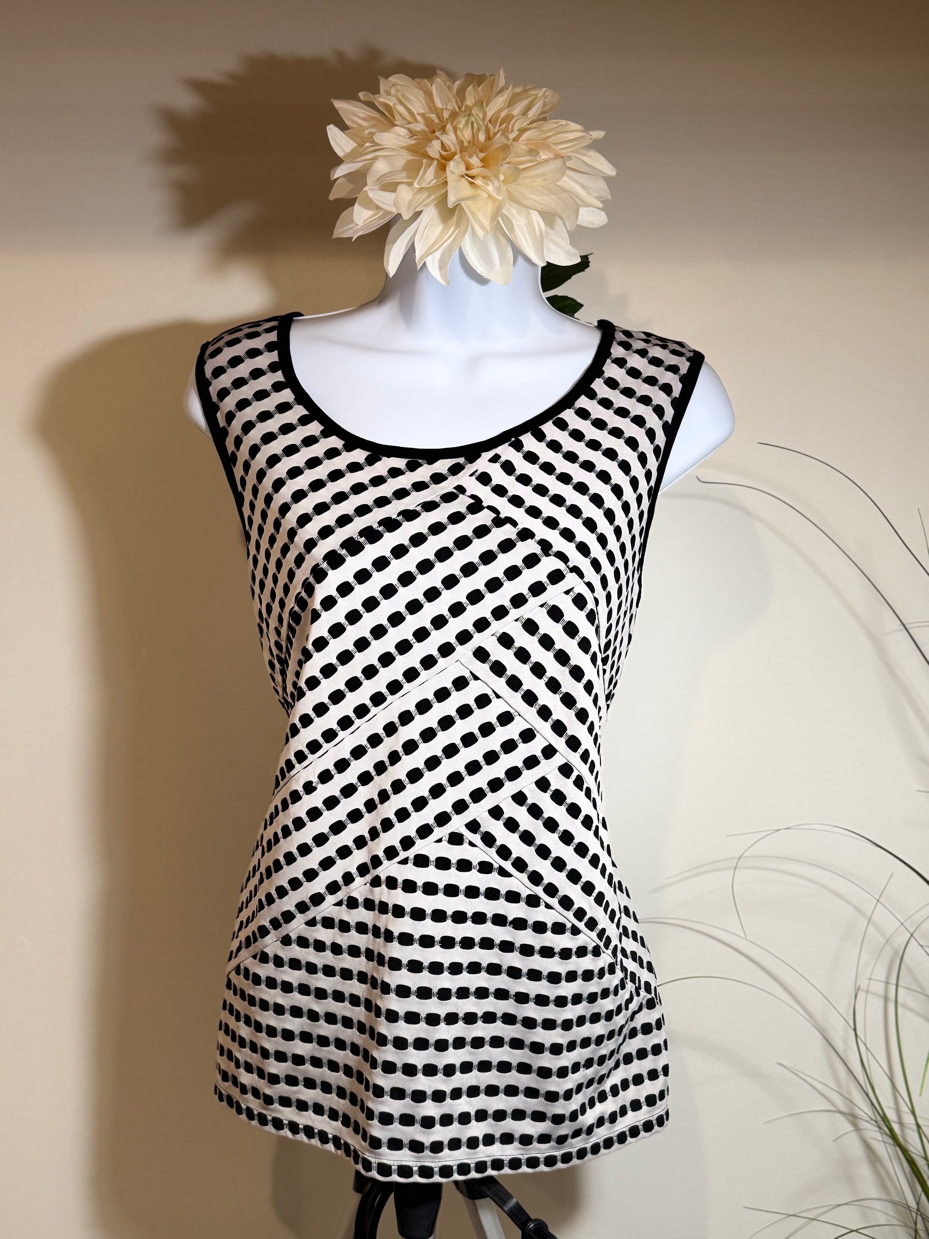 CLEO PETITES SLEEVELESS BLOUSE - Consigned with VARDO Vintage & Valuables vvvardo.ca