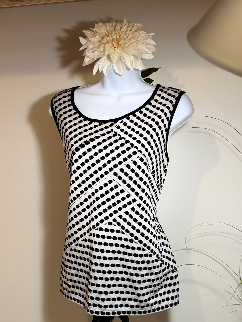 CLEO PETITES SLEEVELESS BLOUSE - Consigned with VARDO Vintage & Valuables vvvardo.ca
