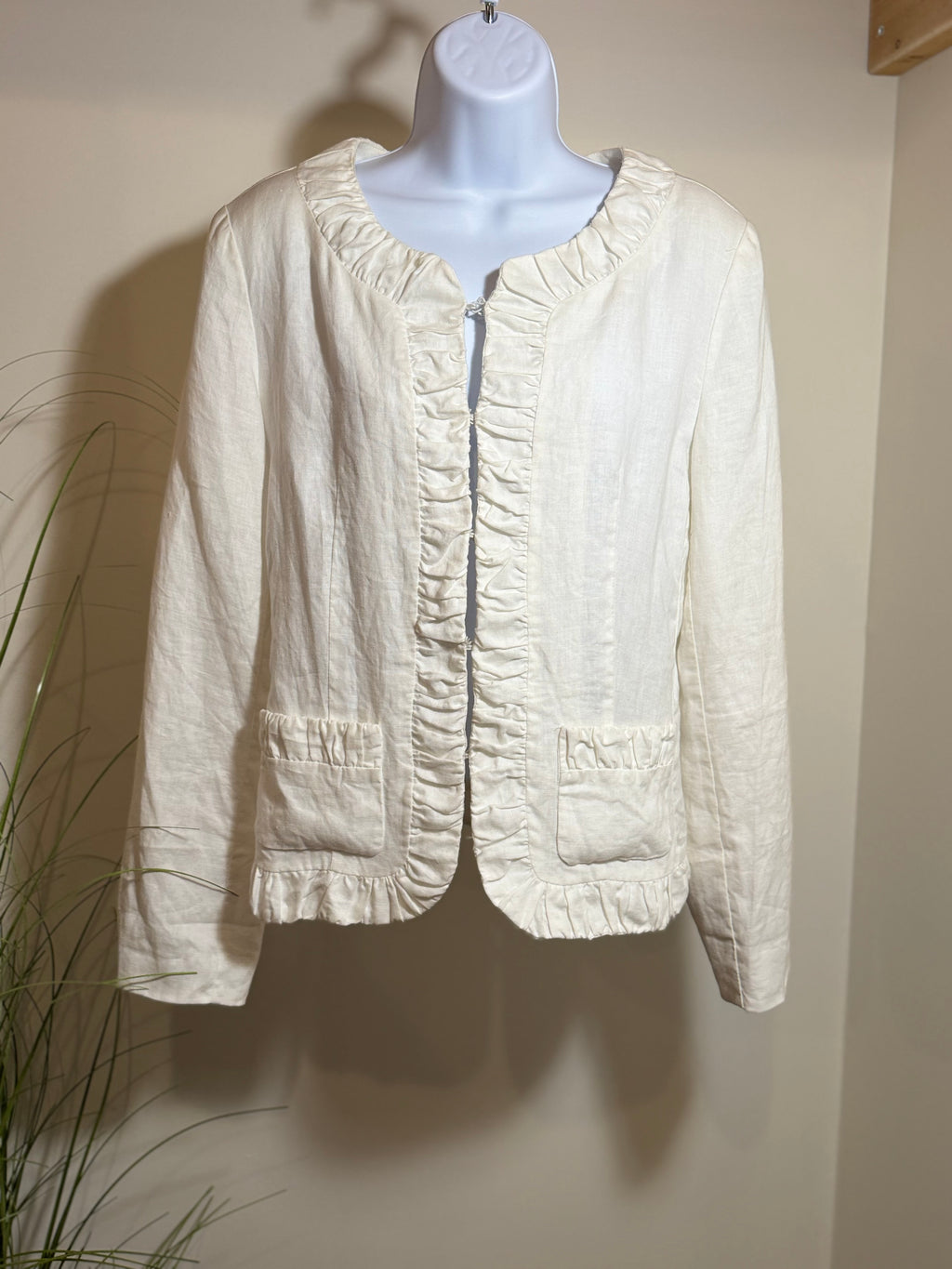 LAURA White LINEN jacket - Consigned with VARDO Vintage & Valuables vvvardo.ca