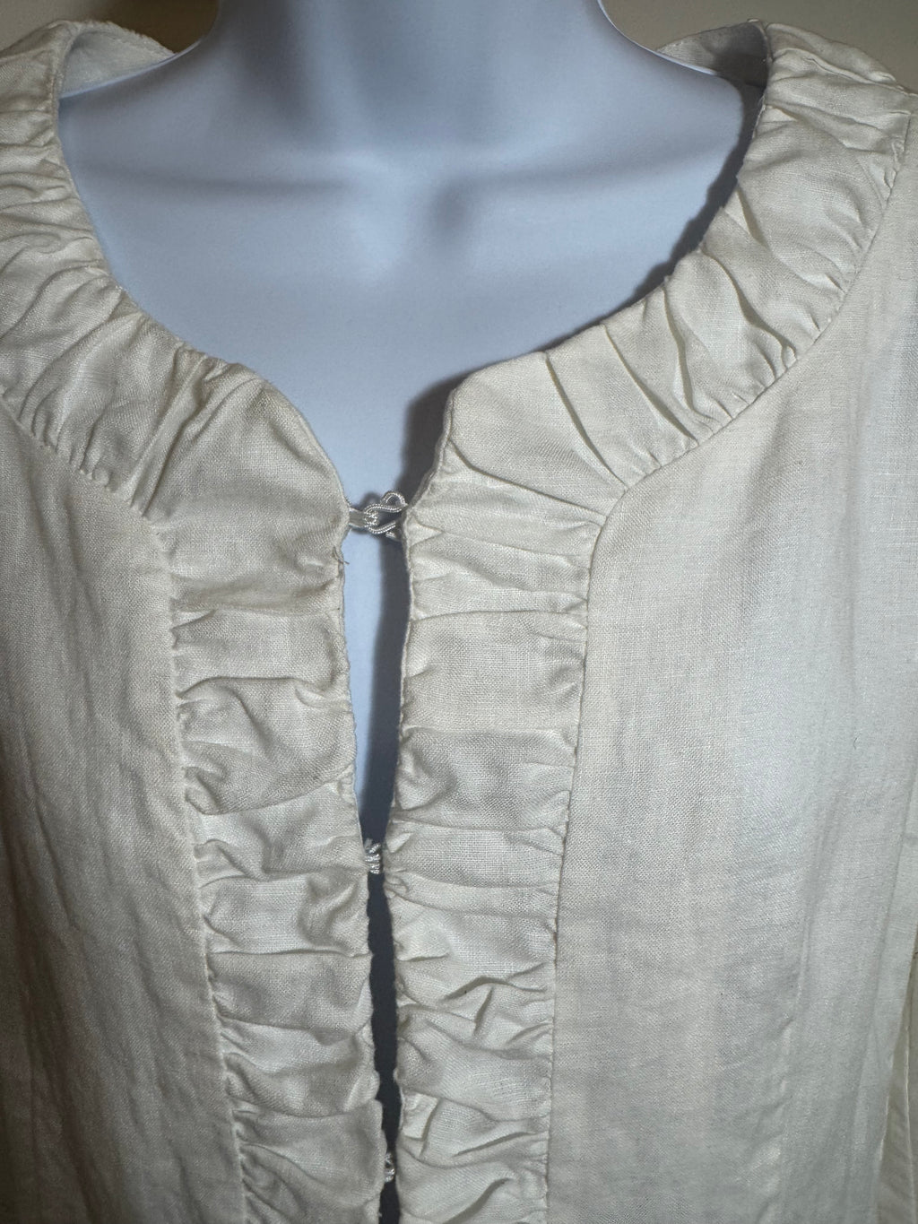 LAURA White LINEN jacket - Consigned with VARDO Vintage & Valuables vvvardo.ca