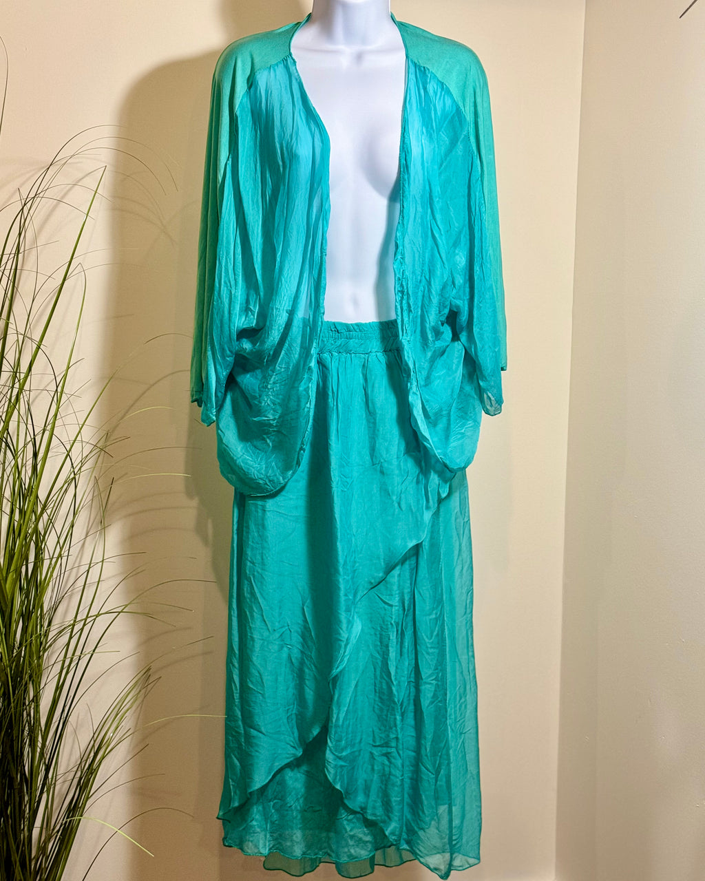 M MADE IN ITALY SILK/VISCOSE SET - Consigned with VARDO Vintage & Valuables vvvardo.ca