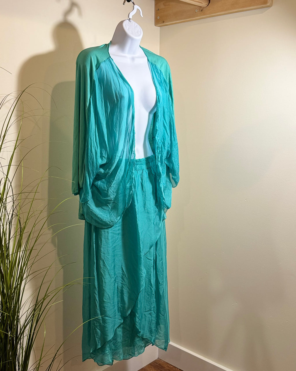 M MADE IN ITALY SILK/VISCOSE SET - Consigned with VARDO Vintage & Valuables vvvardo.ca