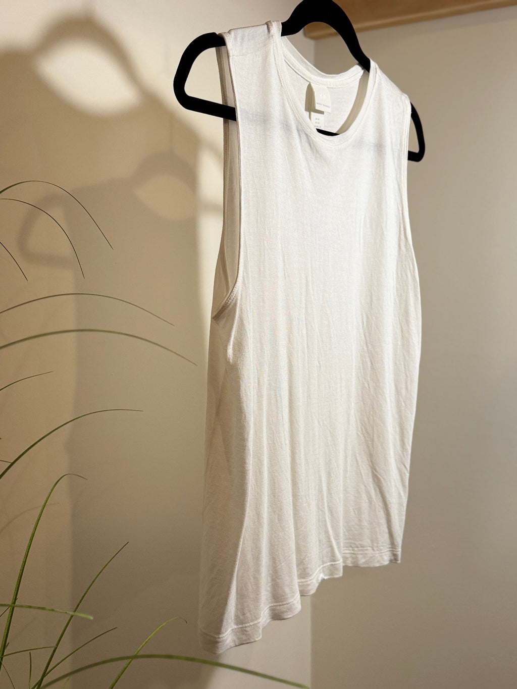 H&M BASICS WHITE TANK TOP - Consigned with VARDO Vintage & Valuables vvvardo.ca