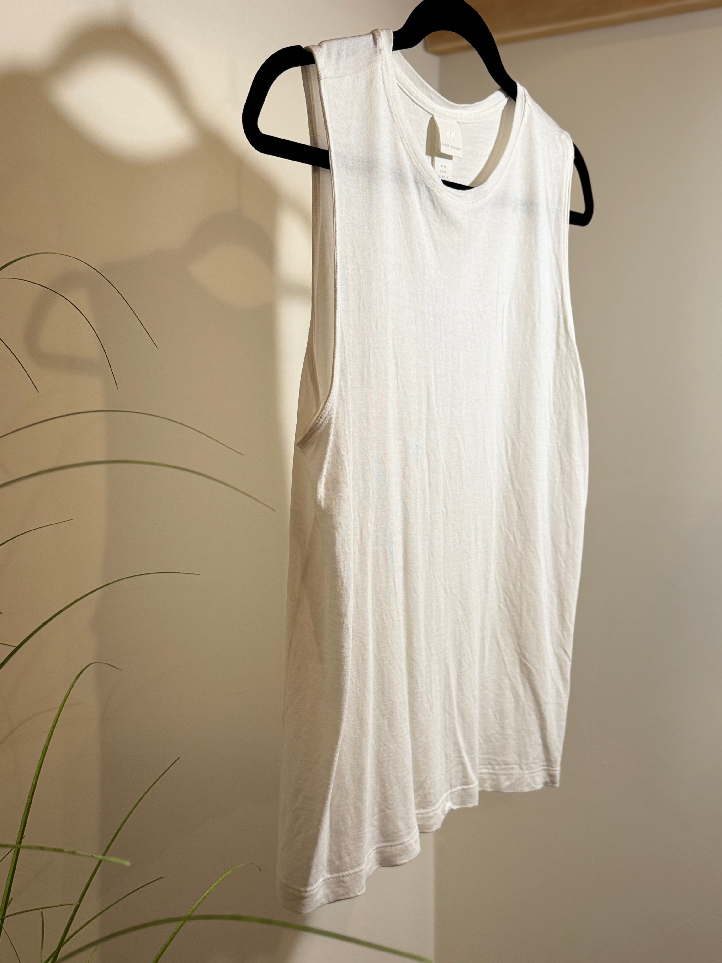 H&M BASICS WHITE TANK TOP - Consigned with VARDO Vintage & Valuables vvvardo.ca