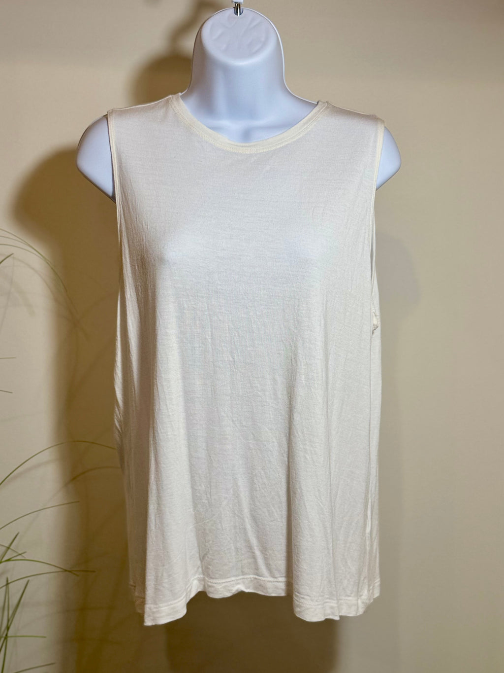 H&M BASICS WHITE TANK TOP - Consigned with VARDO Vintage & Valuables vvvardo.ca