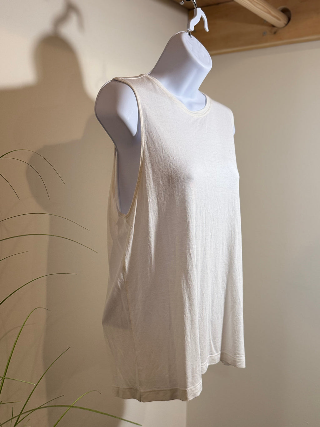 H&M BASICS WHITE TANK TOP - Consigned with VARDO Vintage & Valuables vvvardo.ca