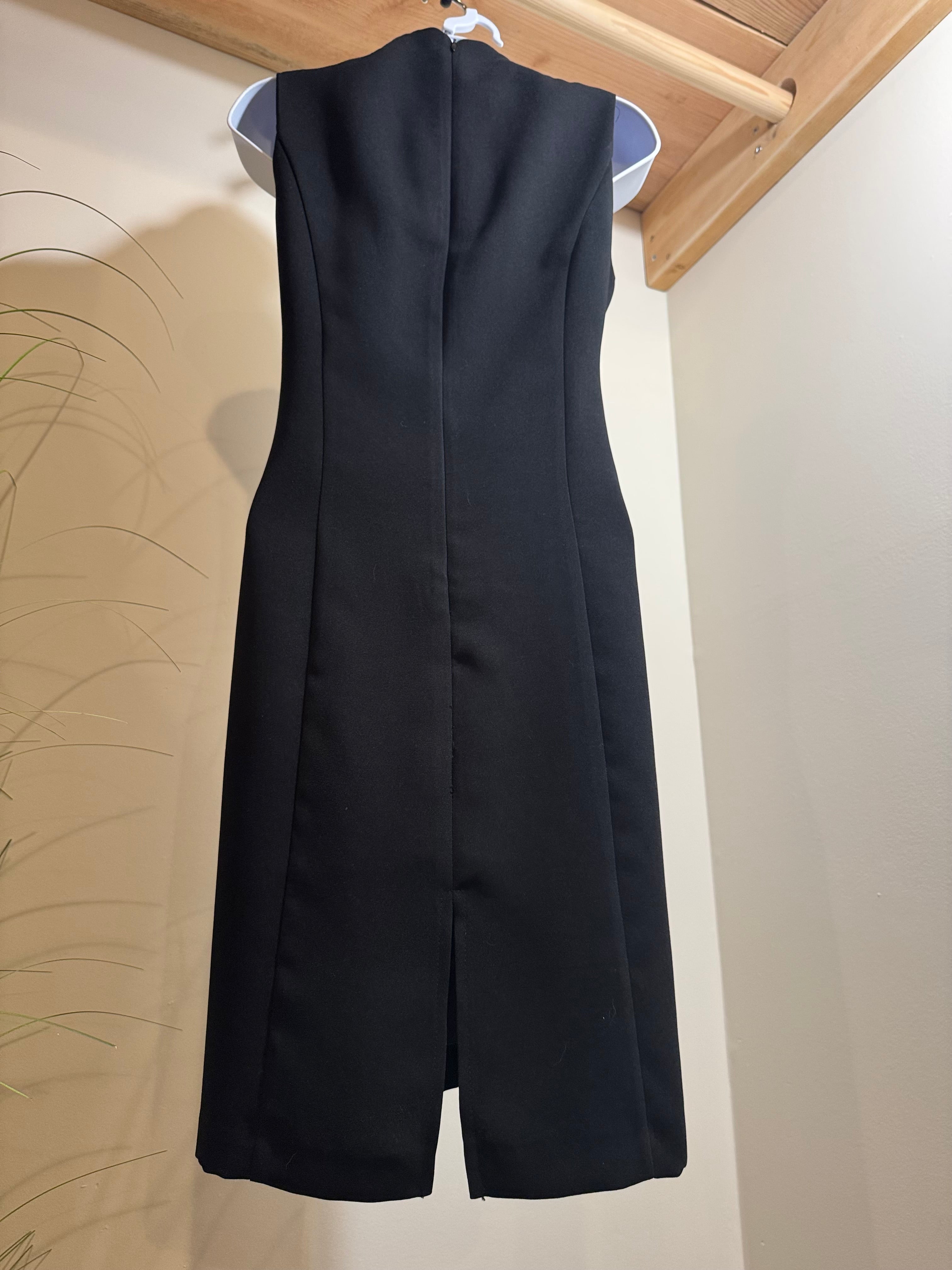 CHAPTER ONE SPORTSWEAR INC. SHEATH DRESS - Consigned with VARDO Vintage & Valuables vvvardo.ca