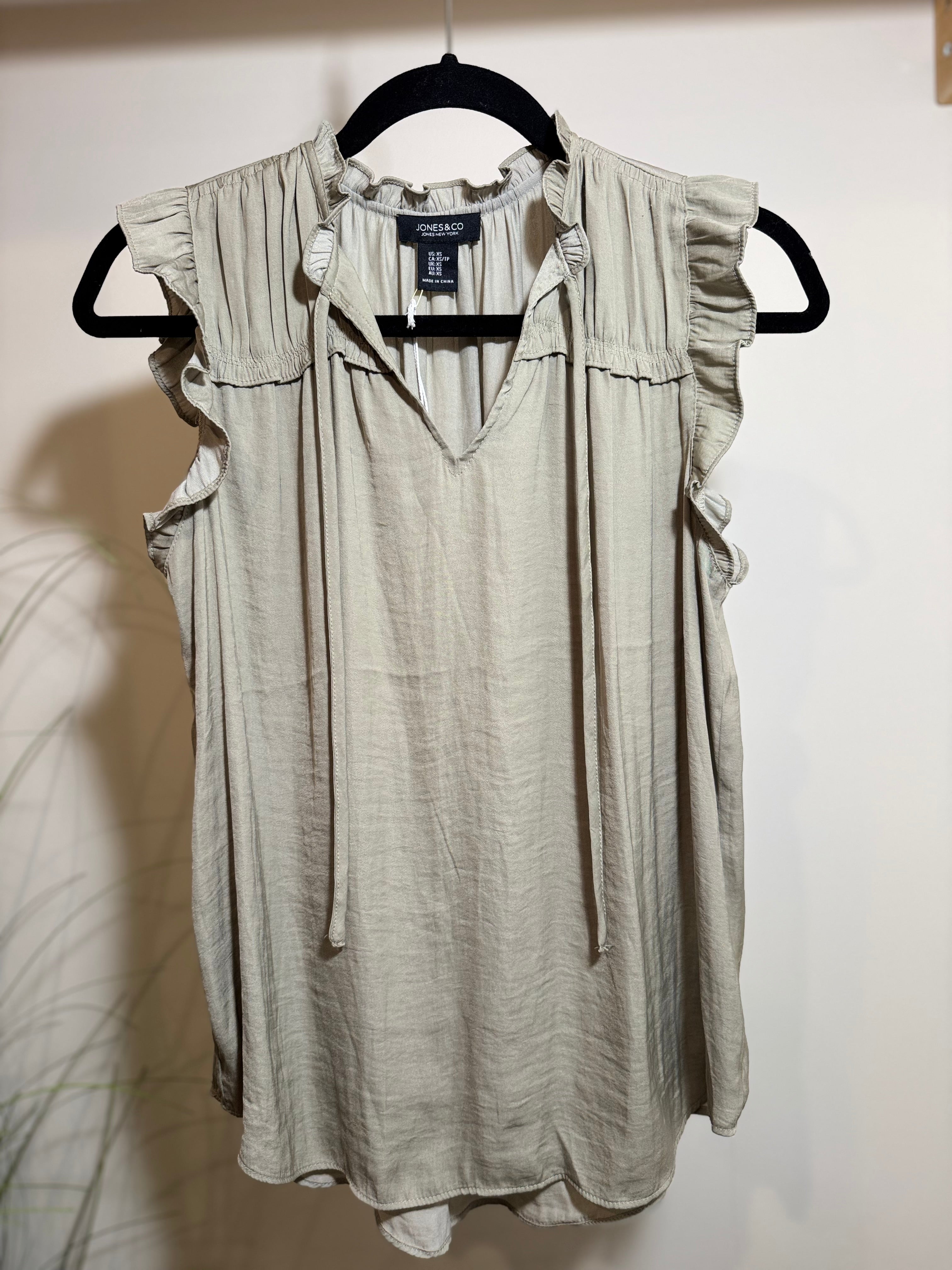 Jones & Co Ruffle Sleeveless Top- Consigned with VARDO Vintage & Valuables vvvardo.ca