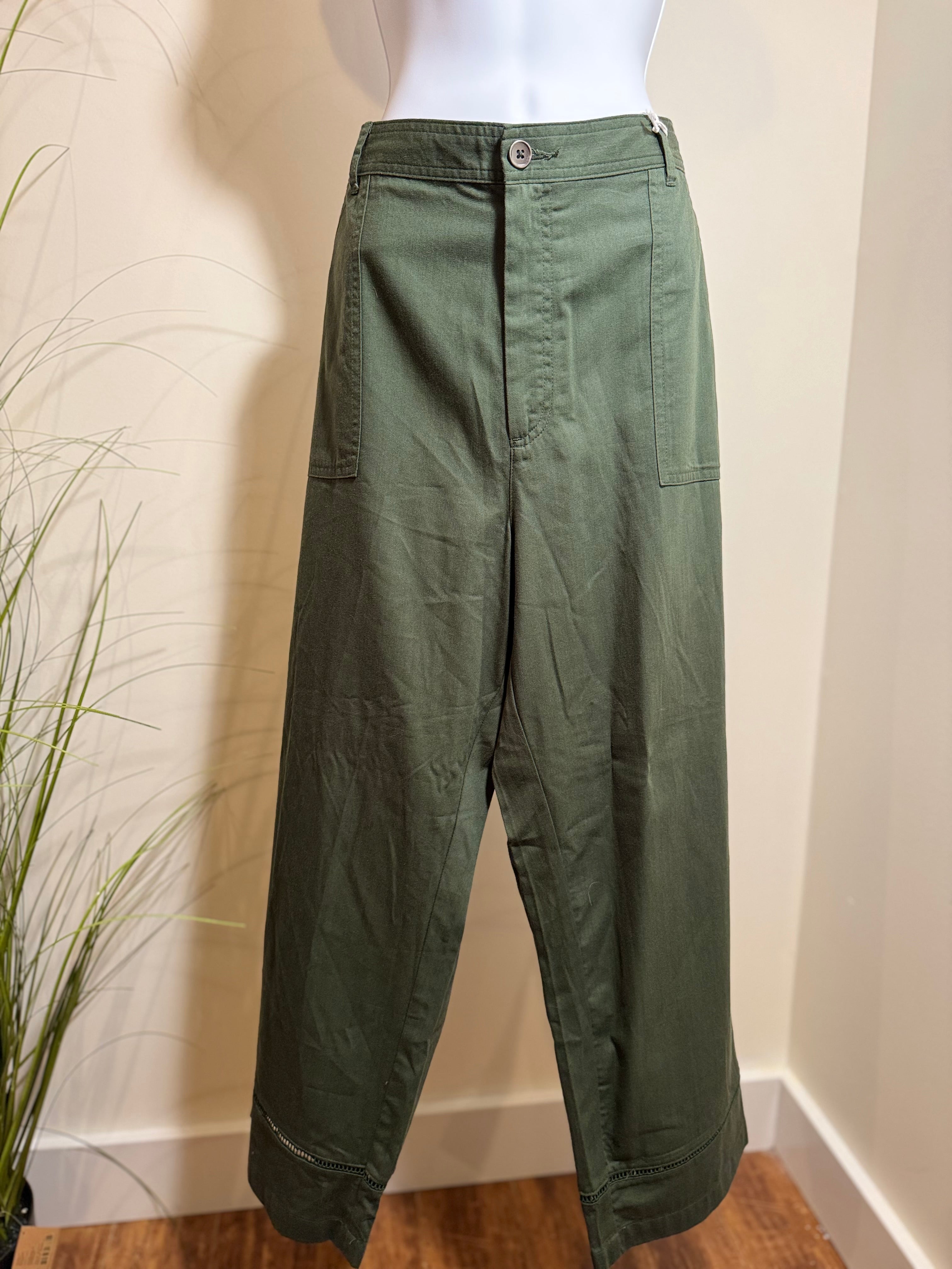 NORTHERN REFLECTIONS CROPPED PANTS- Consigned with VARDO Vintage & Valuables vvvardo.ca