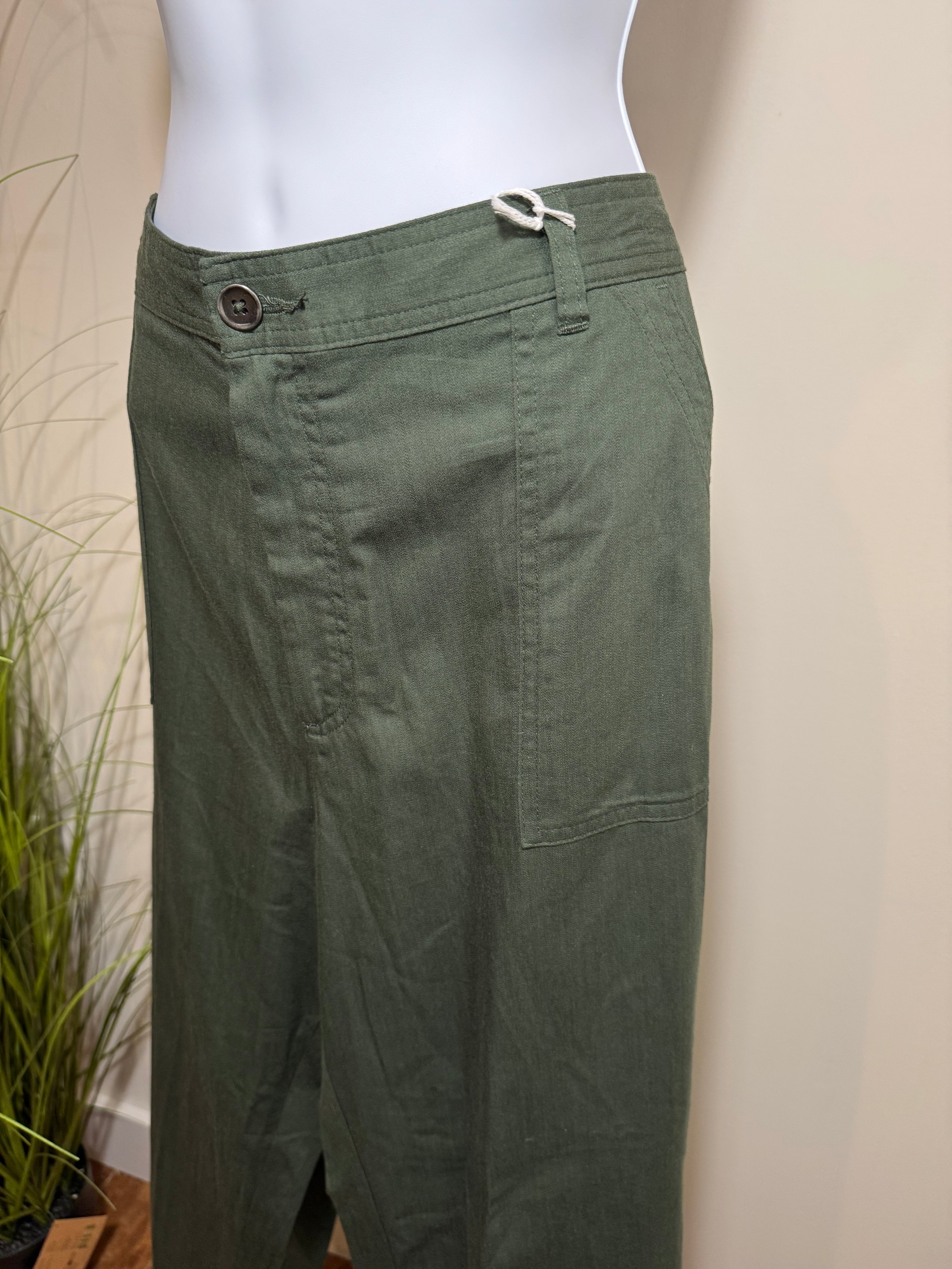NORTHERN REFLECTIONS CROPPED PANTS- Consigned with VARDO Vintage & Valuables vvvardo.ca