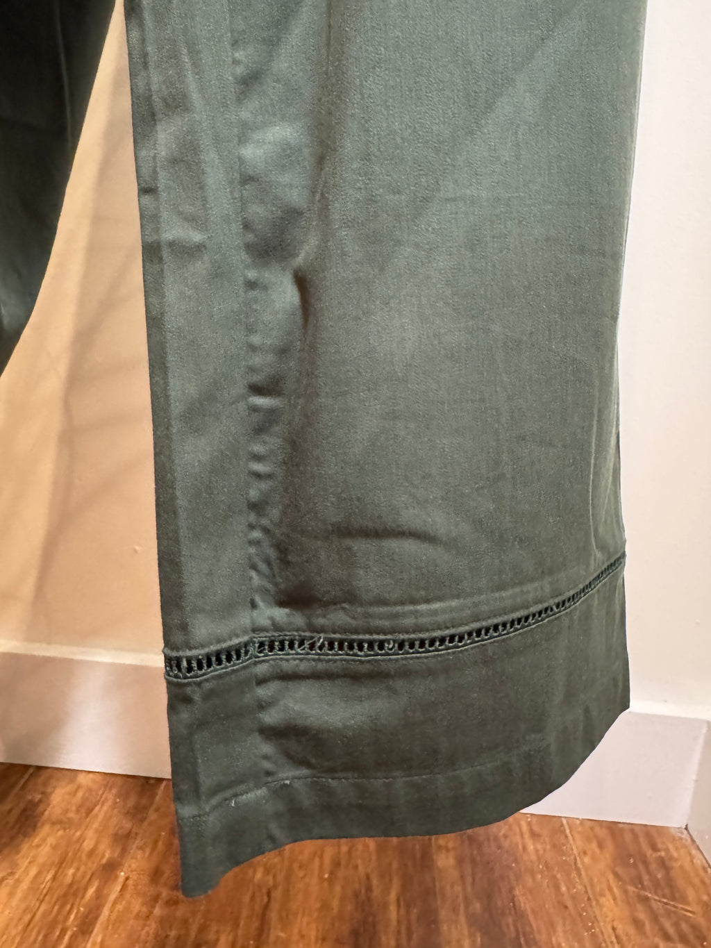 NORTHERN REFLECTIONS CROPPED PANTS- Consigned with VARDO Vintage & Valuables vvvardo.ca