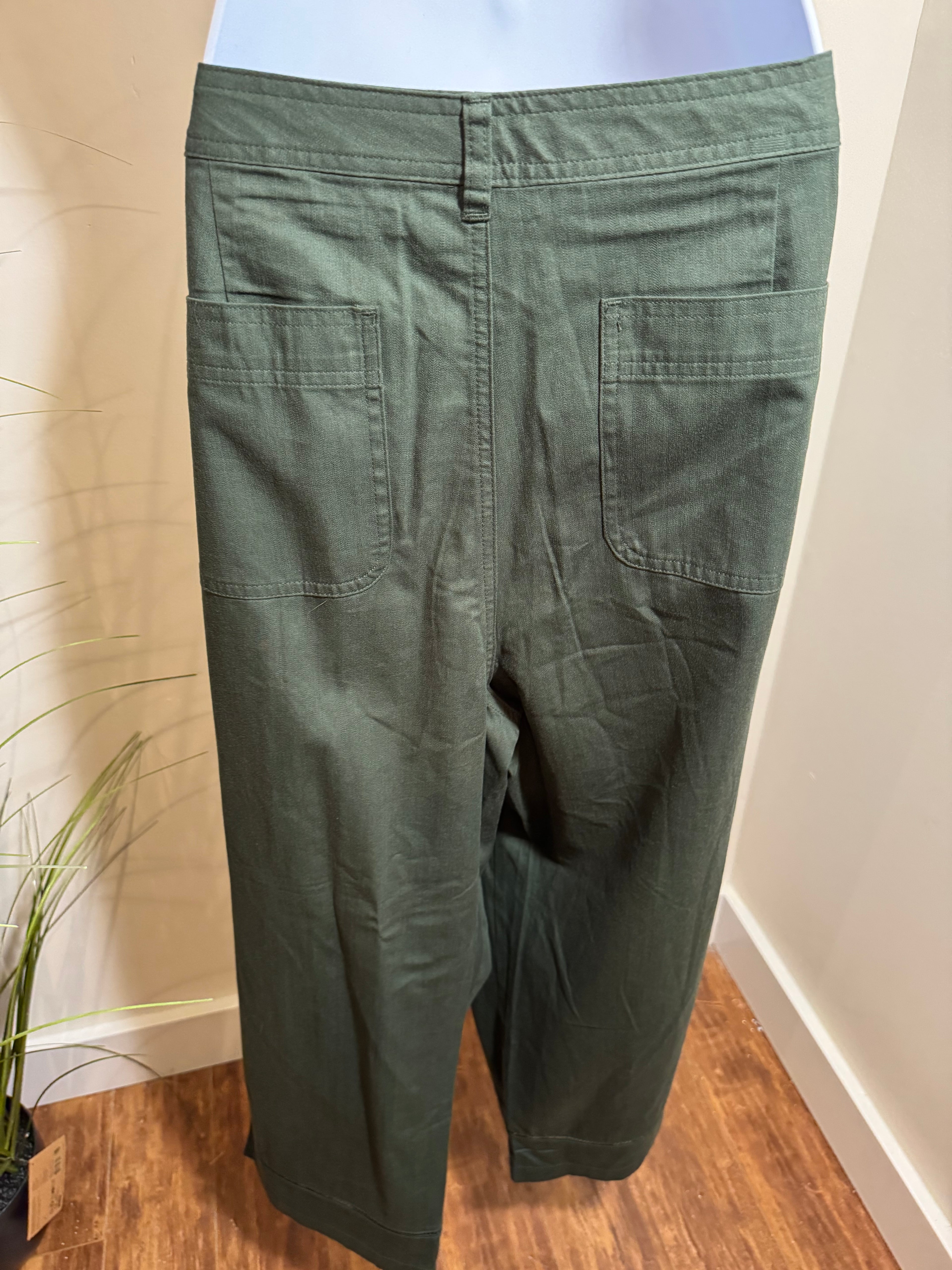 NORTHERN REFLECTIONS CROPPED PANTS- Consigned with VARDO Vintage & Valuables vvvardo.ca
