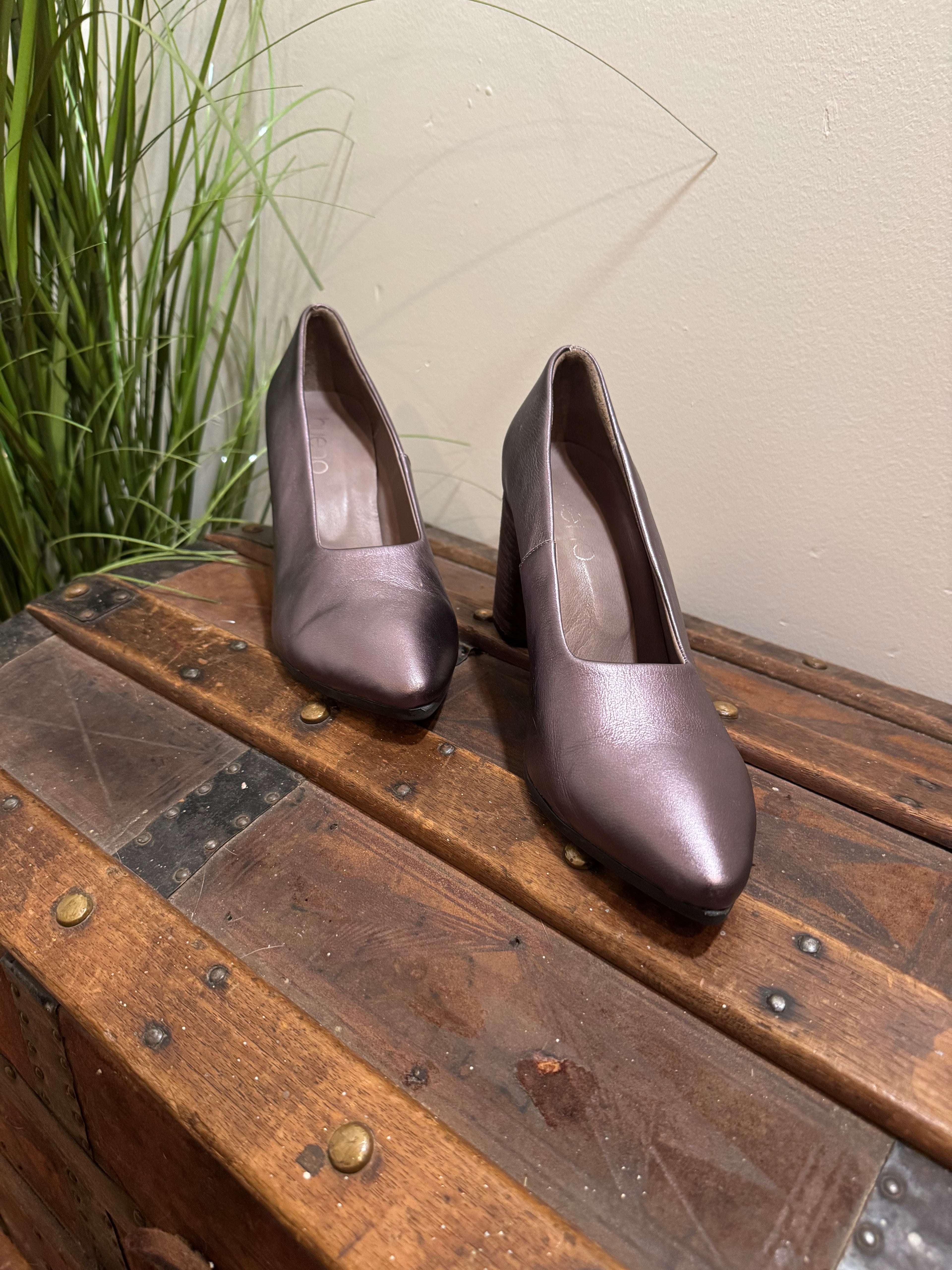 BUENO BLOCK HEEL METALLIC PUMPS - consigned with VARDO Vintage & Valuables vvvardo.ca