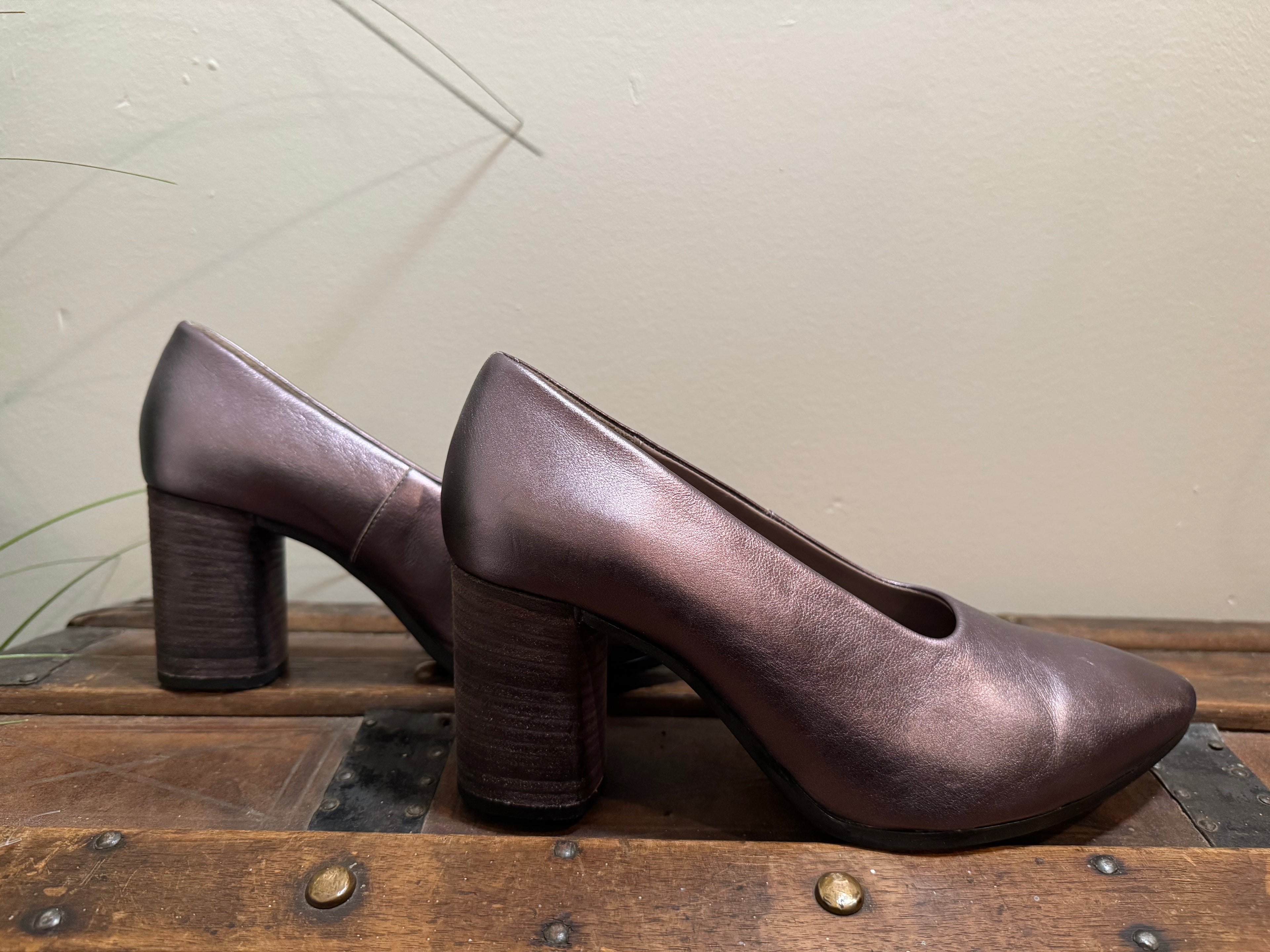 BUENO BLOCK HEEL METALLIC PUMPS - consigned with VARDO Vintage & Valuables vvvardo.ca