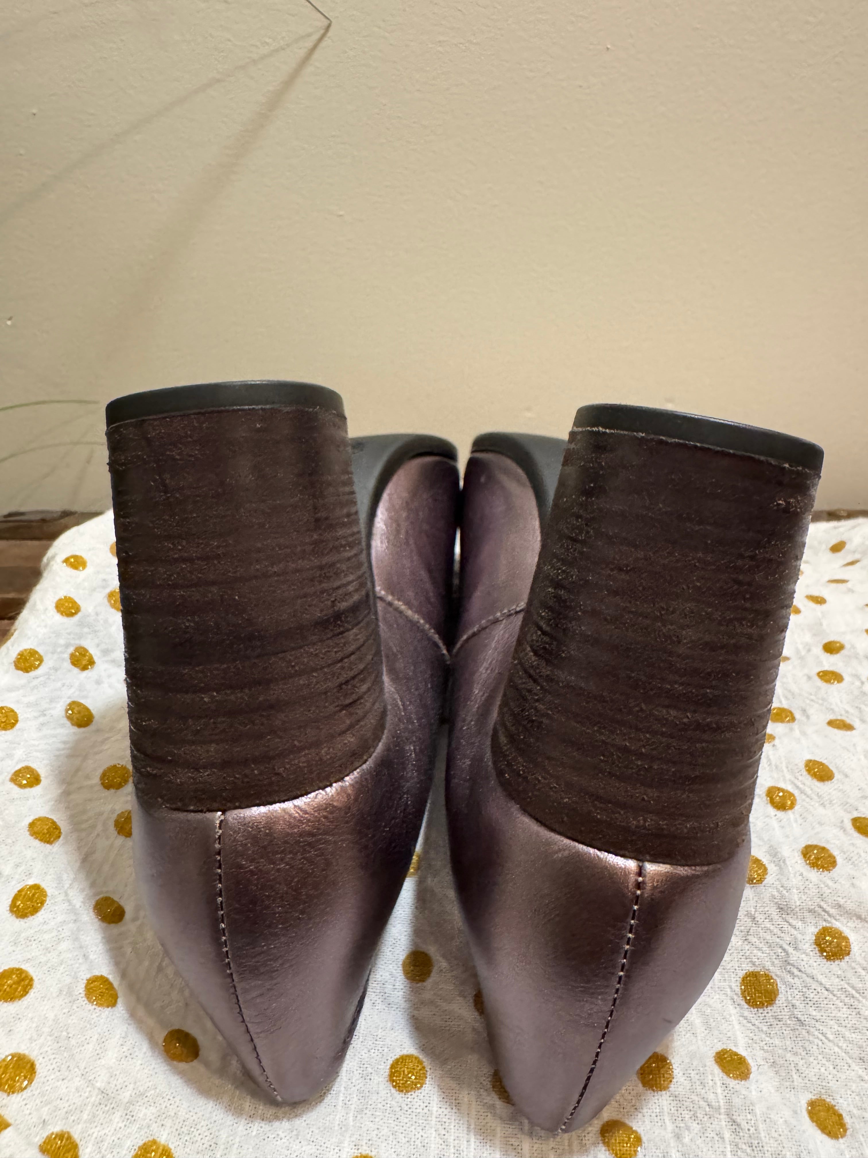 BUENO BLOCK HEEL METALLIC PUMPS - consigned with VARDO Vintage & Valuables vvvardo.ca