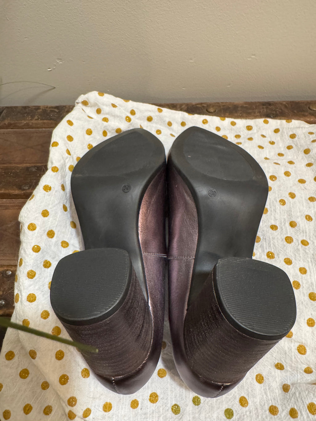 BUENO BLOCK HEEL METALLIC PUMPS - consigned with VARDO Vintage & Valuables vvvardo.ca