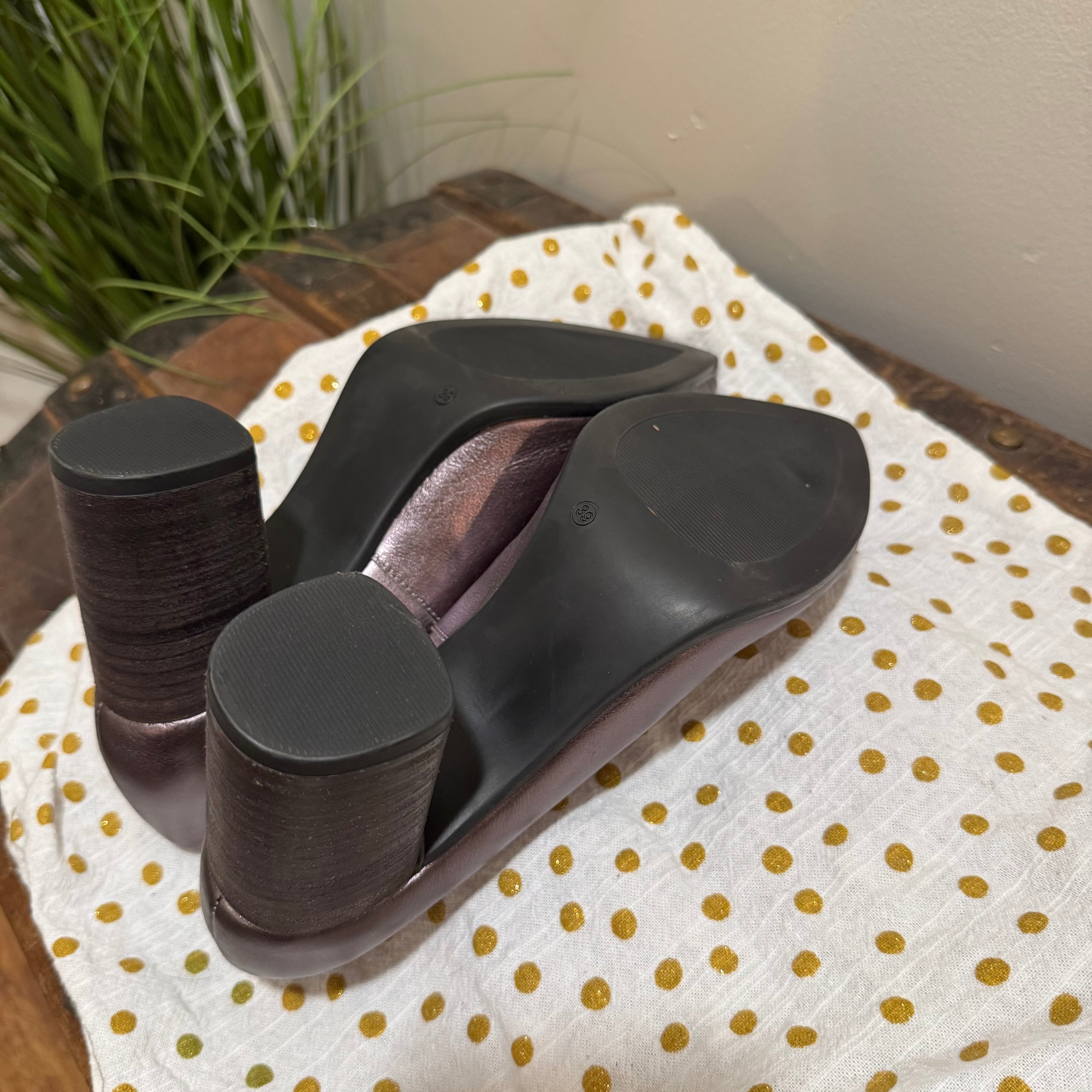 BUENO BLOCK HEEL METALLIC PUMPS - consigned with VARDO Vintage & Valuables vvvardo.ca