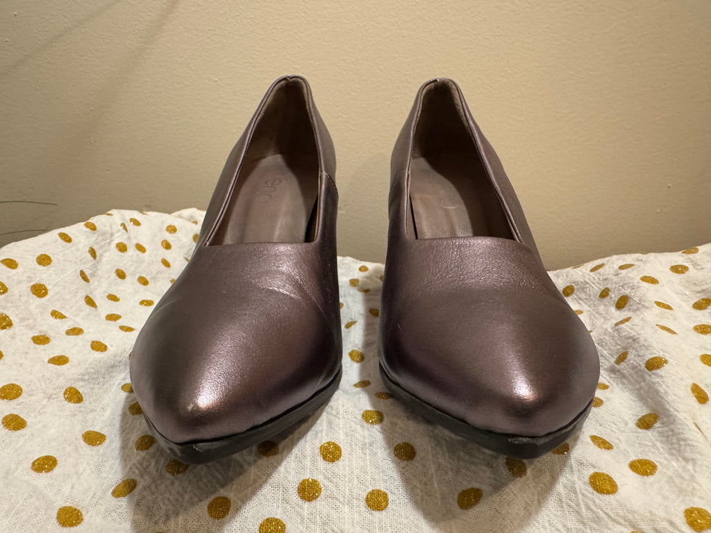 BUENO BLOCK HEEL METALLIC PUMPS - consigned with VARDO Vintage & Valuables vvvardo.ca