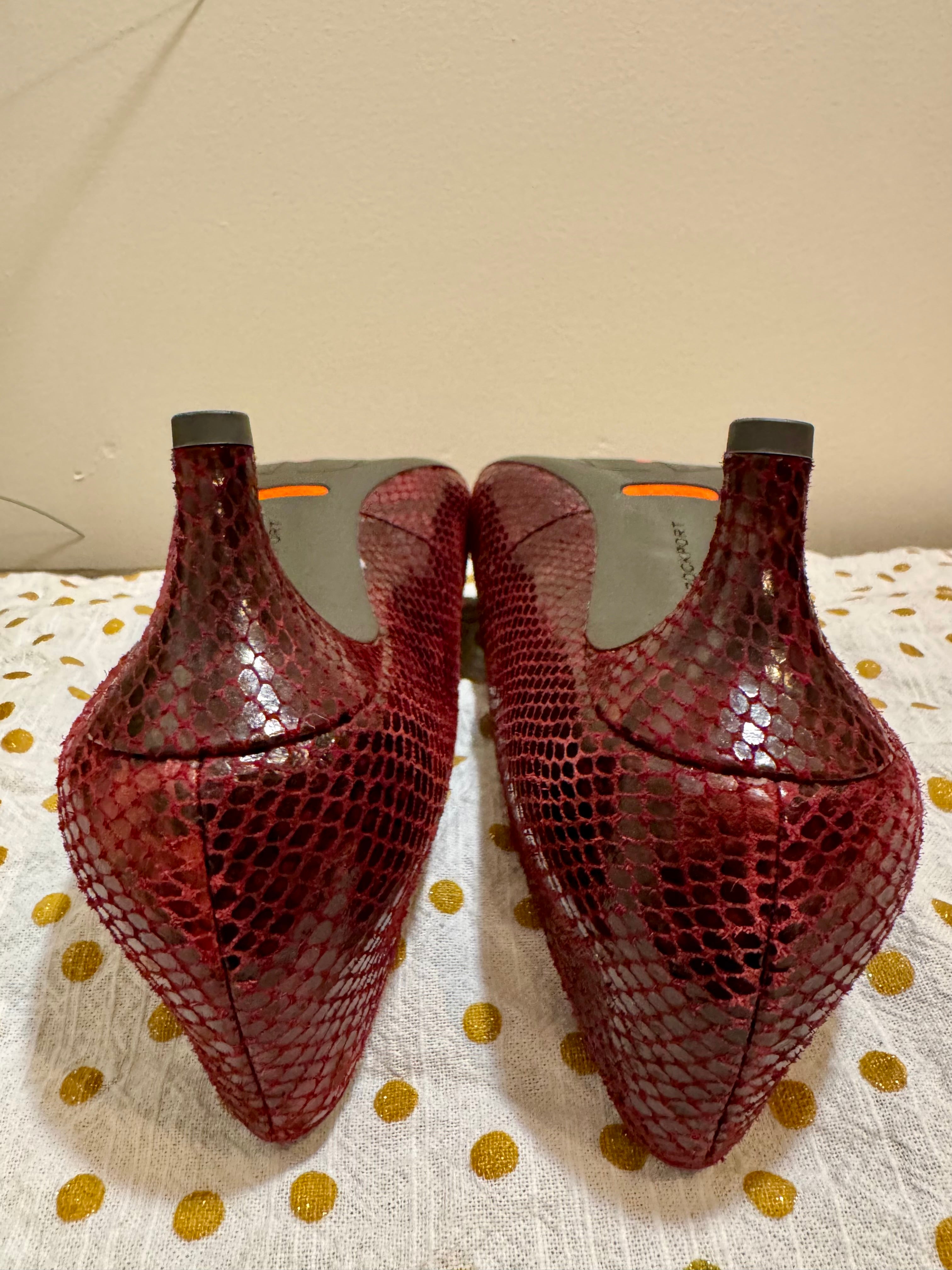 ROCKPORT TOTAL MOTION SNAKE SKIN DESIGN LEATHER PUMPS - consigned with VARDO Vintage & Valuables vvvardo.ca