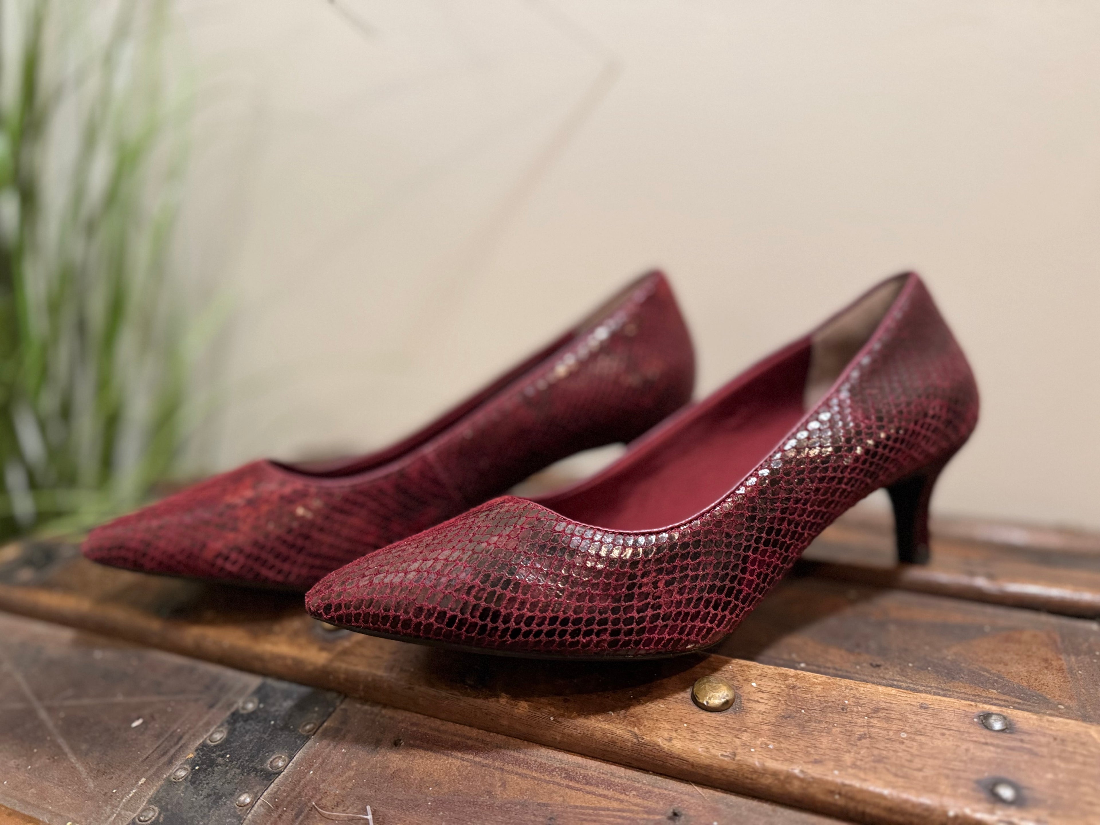 ROCKPORT TOTAL MOTION SNAKE SKIN DESIGN LEATHER PUMPS - consigned with VARDO Vintage & Valuables vvvardo.ca
