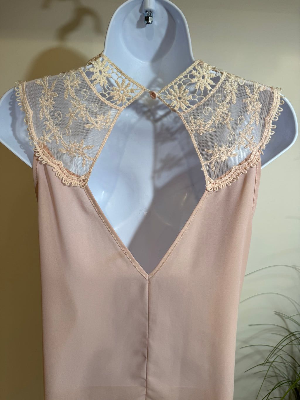 Sleeveless Crochet Lace Blouse- Pink