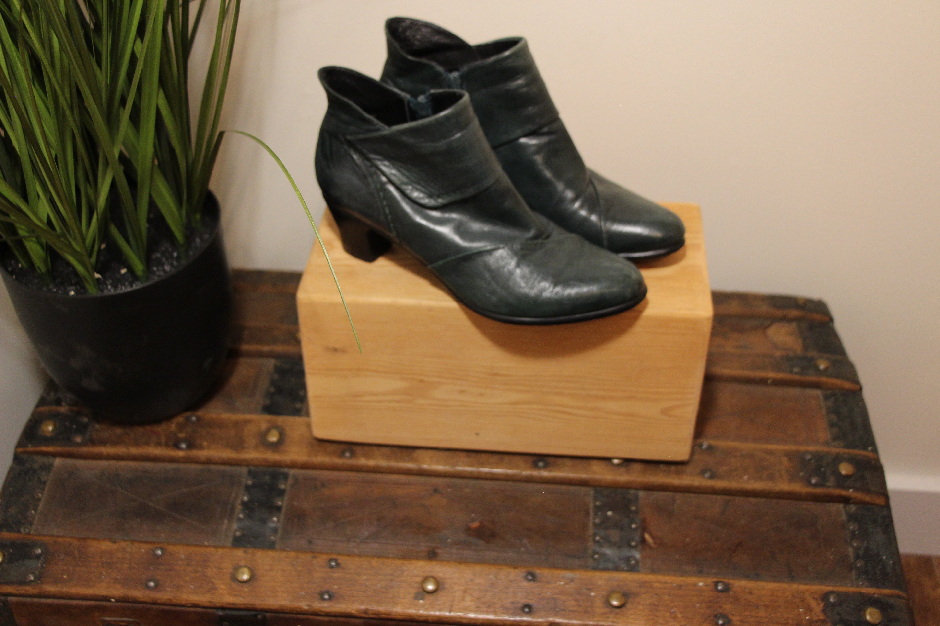 Size 38 Everybody by BV Moda Green Leather Zipper Boots