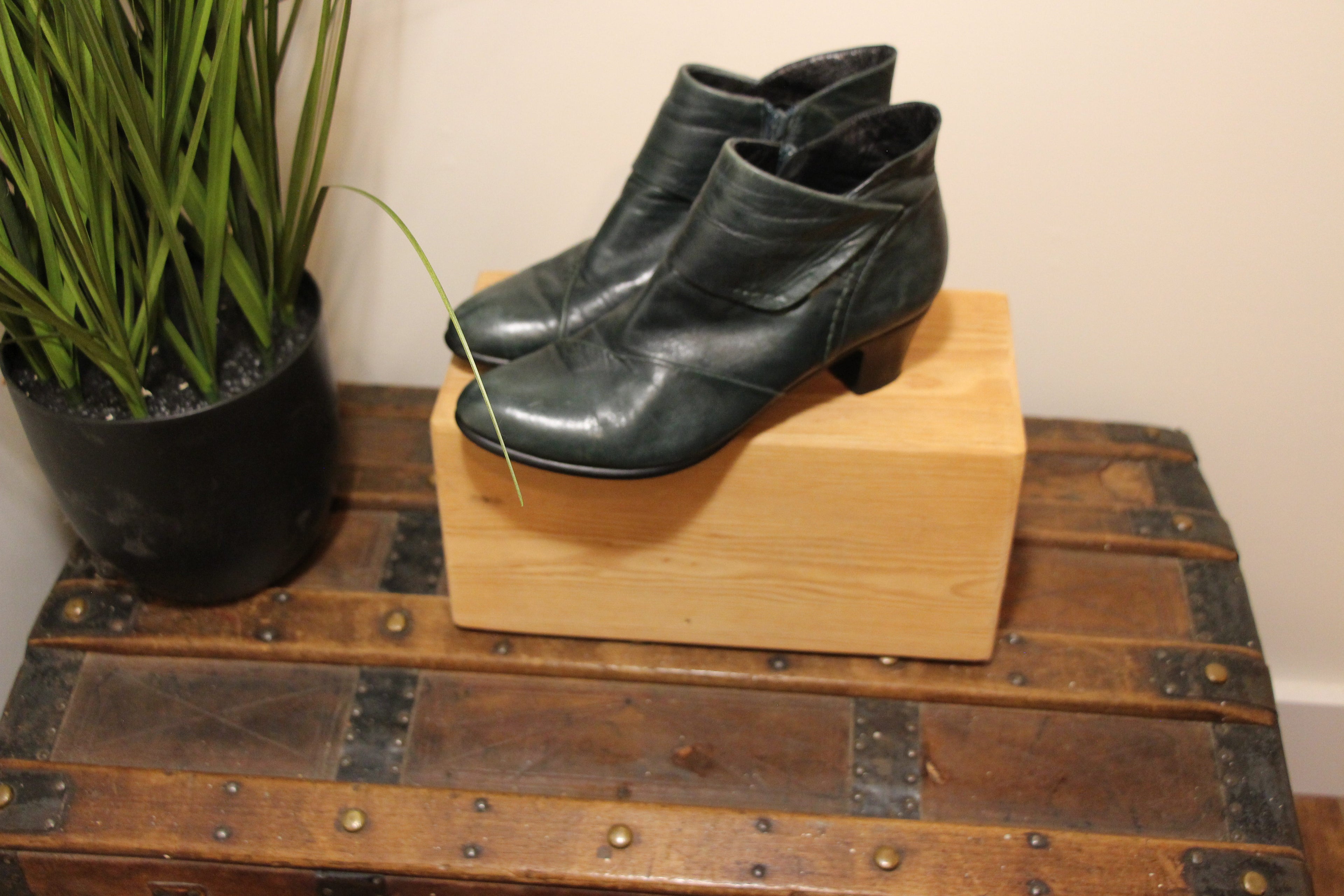 Size 38 Everybody by BV Moda Green Leather Zipper Boots