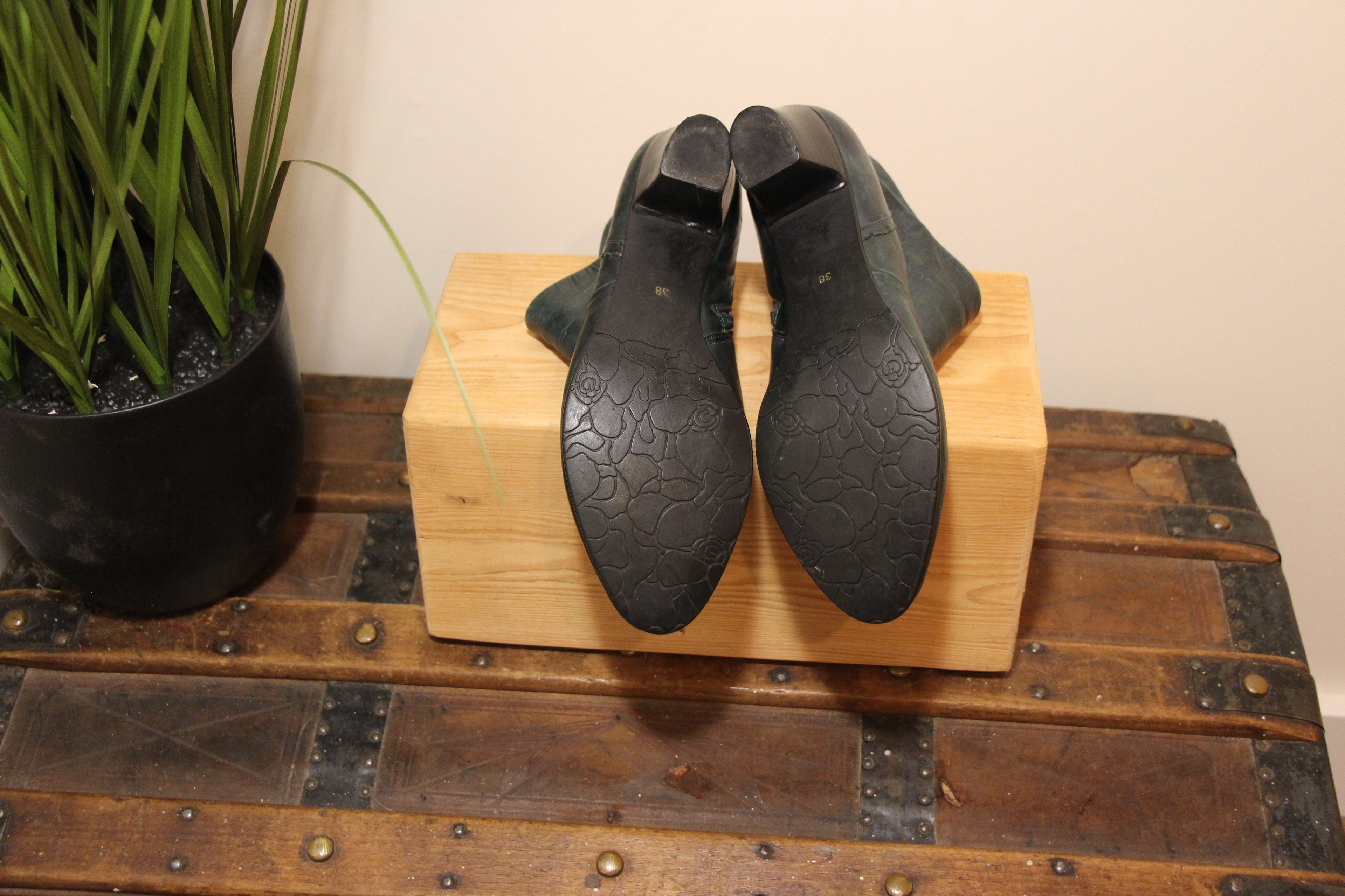 Size 38 Everybody by BV Moda Green Leather Zipper Boots