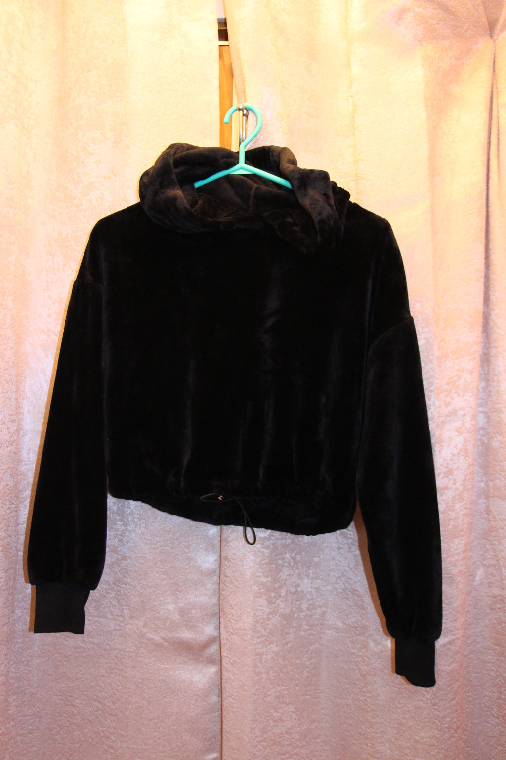 Size S Sommer Ray Hooded Fleece Long Sleeve Drawstring Crop Top on consignment. 