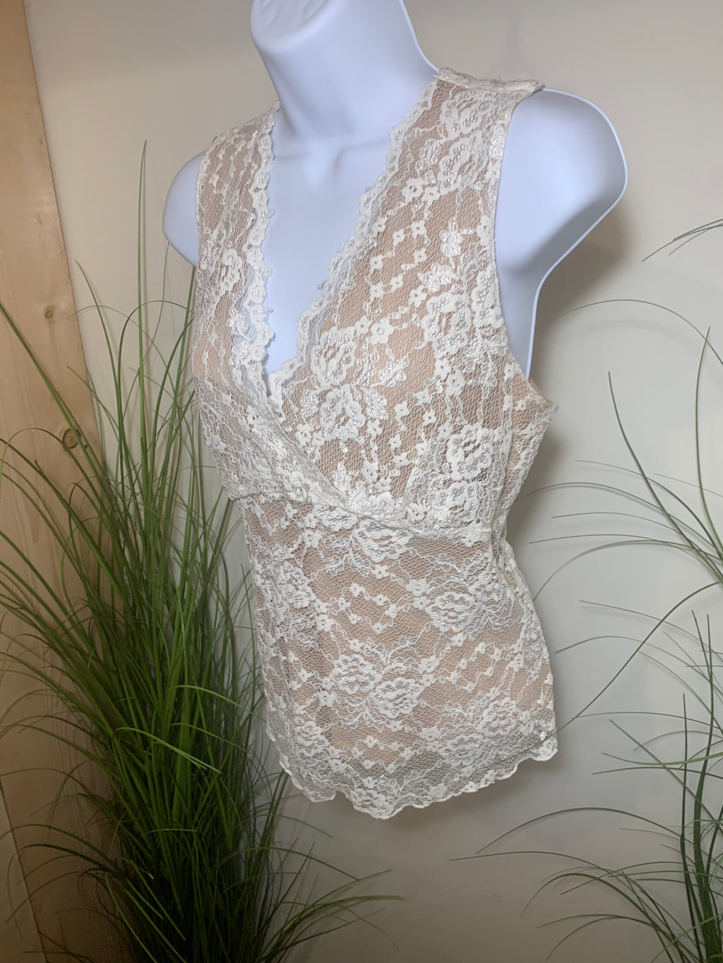 CABI LACE LINED CAMISOLE - Consigned with VARDO Vintage & Valuables vvvardo.ca
