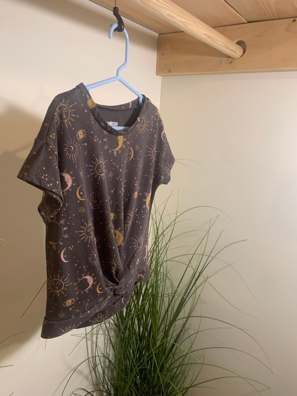 OSH KOSH UNIVERSE PRINT TSHIRT - Consigned with VARDO Vintage & Valuables vvvardo.ca