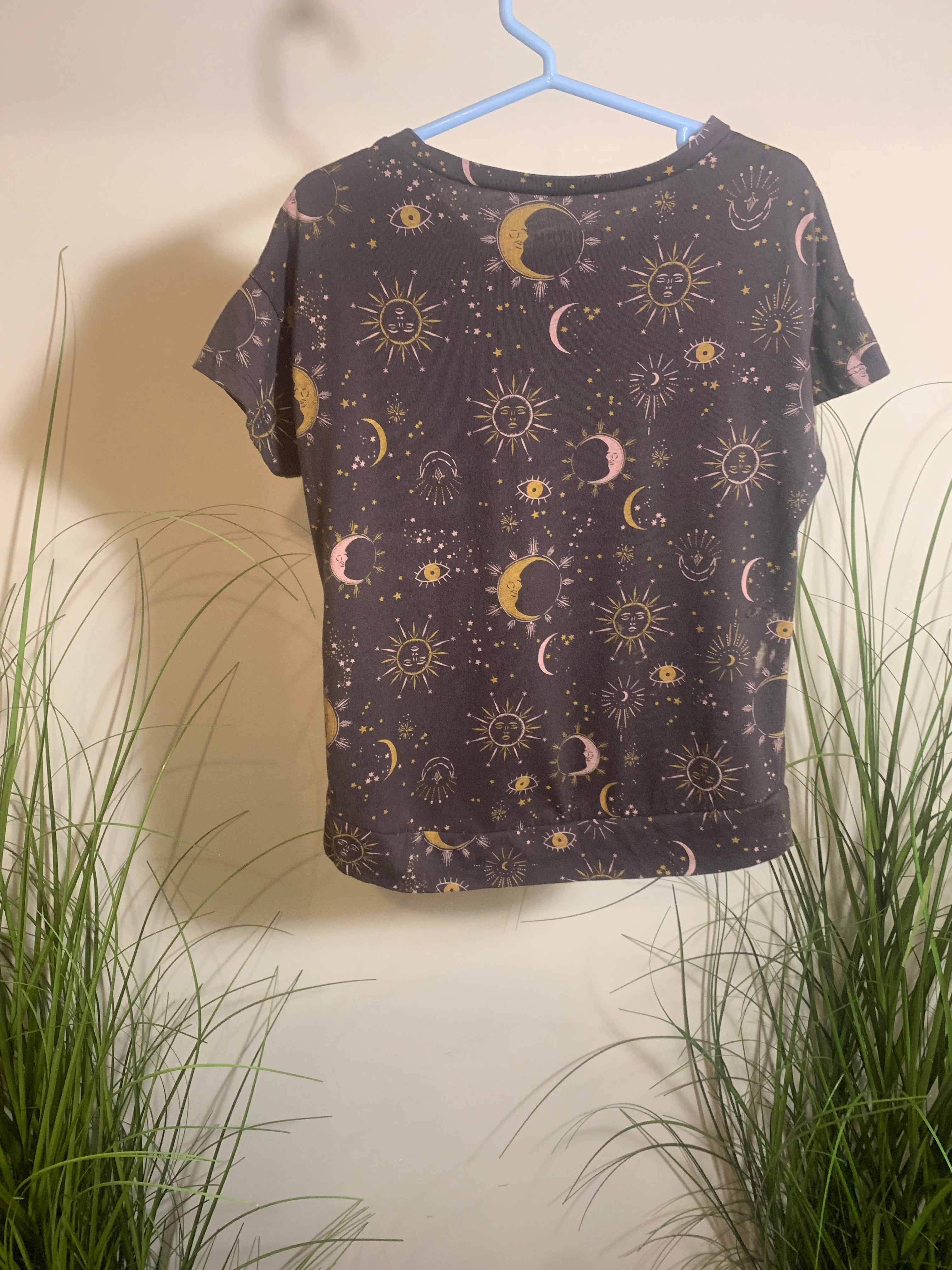 OSH KOSH UNIVERSE PRINT TSHIRT - Consigned with VARDO Vintage & Valuables vvvardo.ca