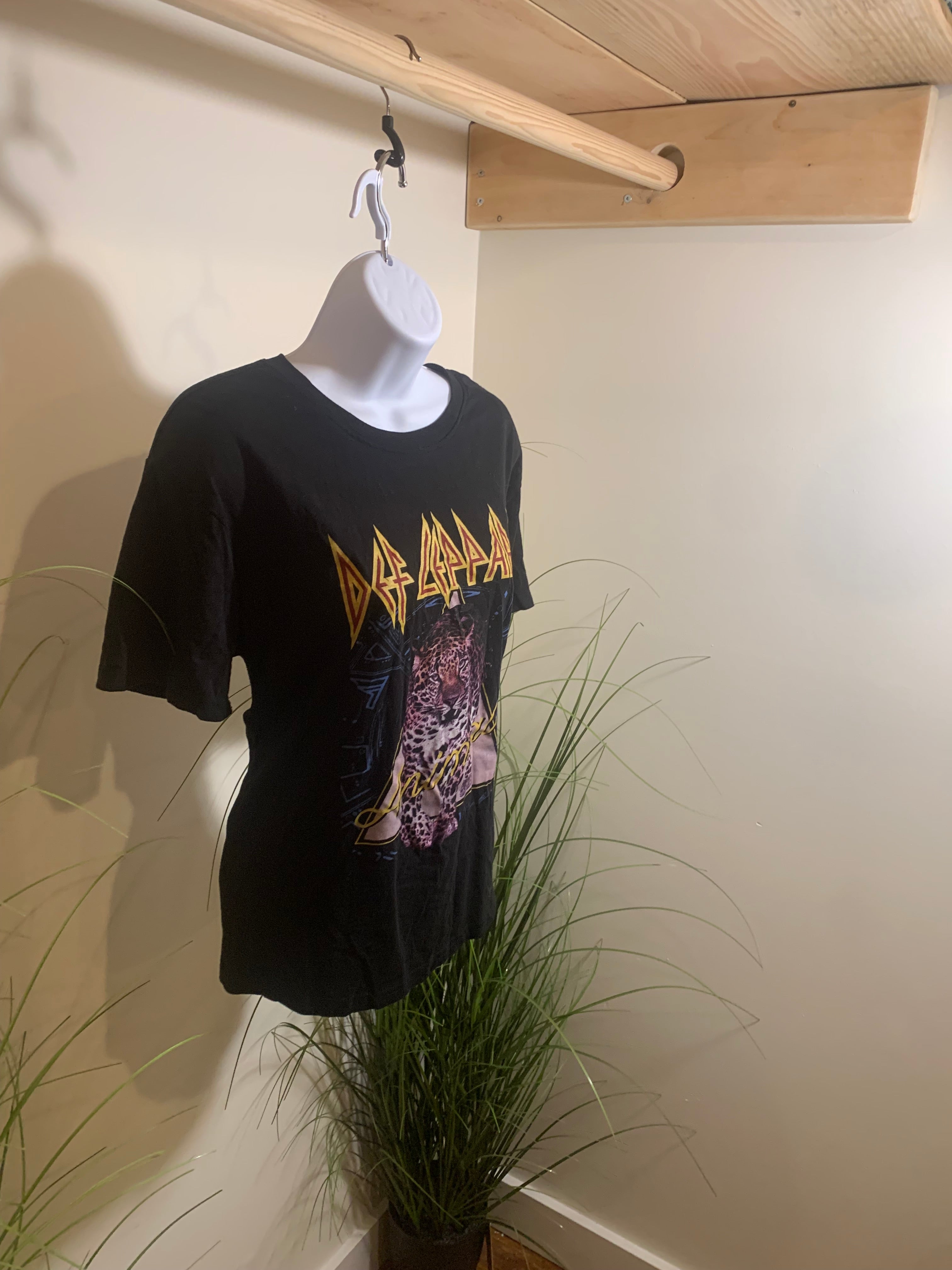 Def Leppard Animal T-Shirt Size L Women's