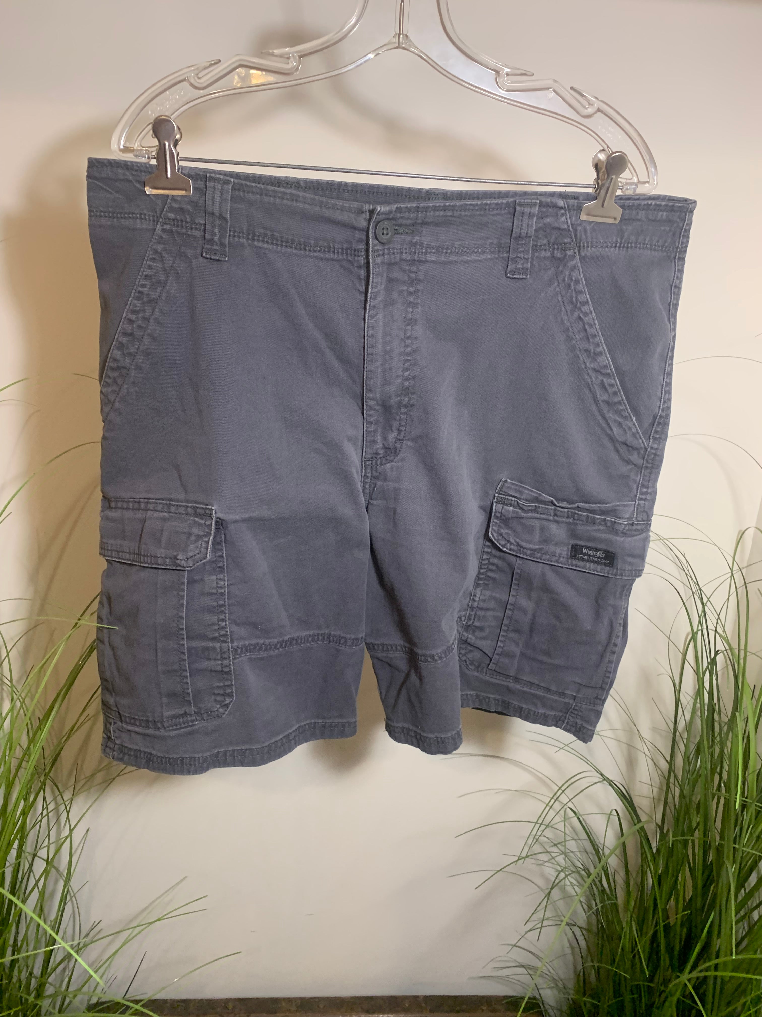 Size 36 Wrangler Relaxed Fit Cargo Shorts