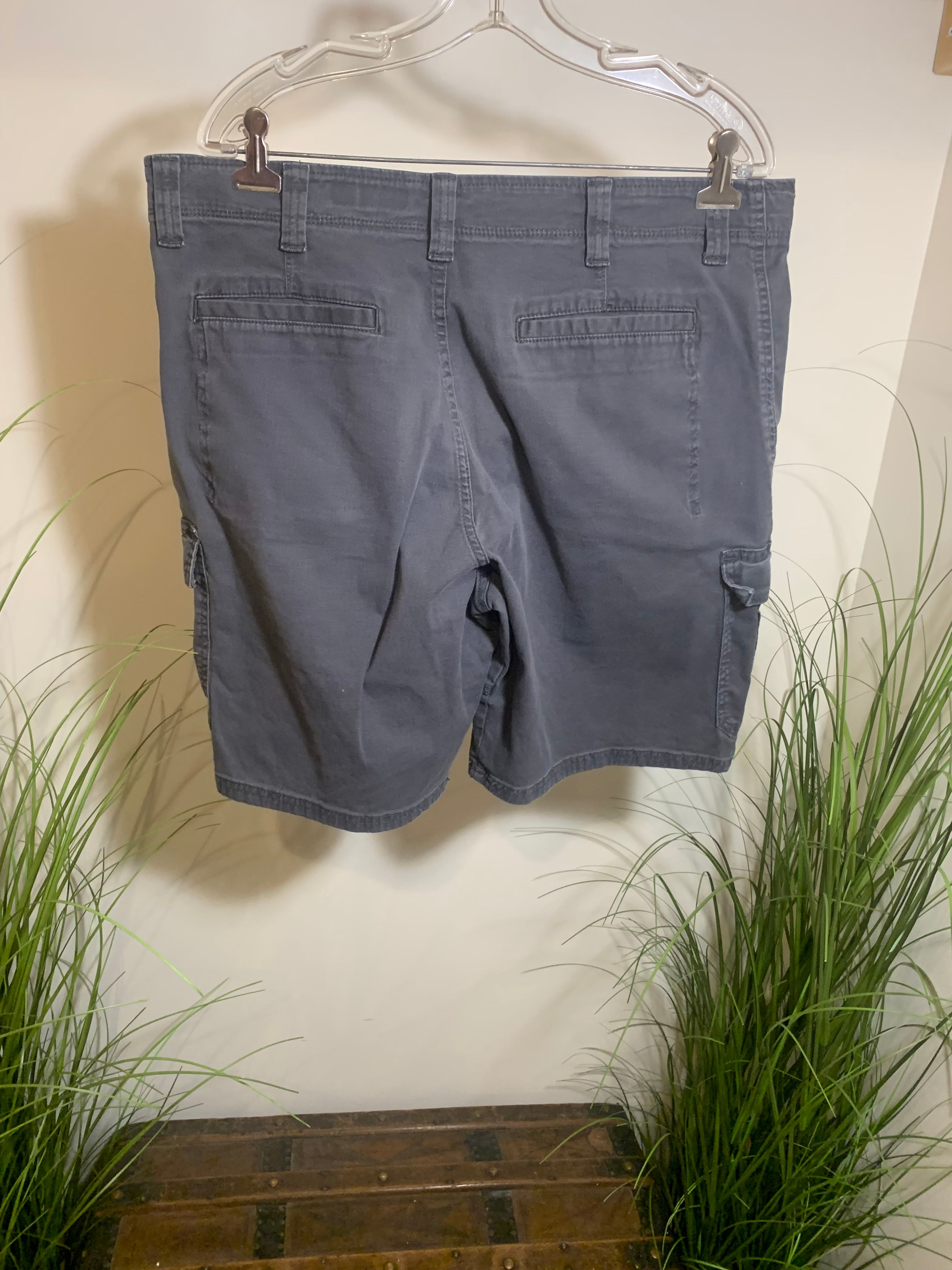Size 36 Wrangler Relaxed Fit Cargo Shorts